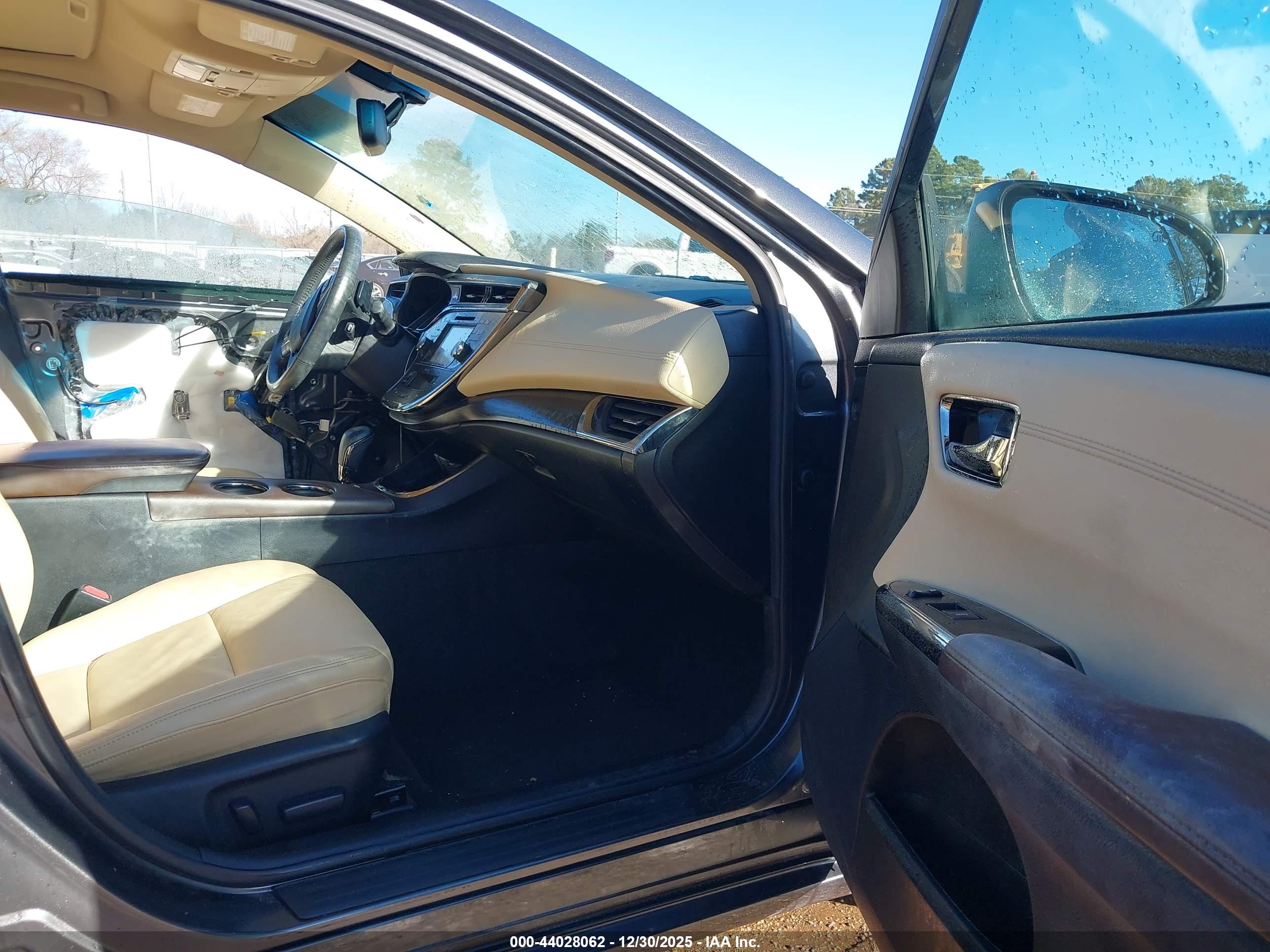 TOYOTA AVALON image 5