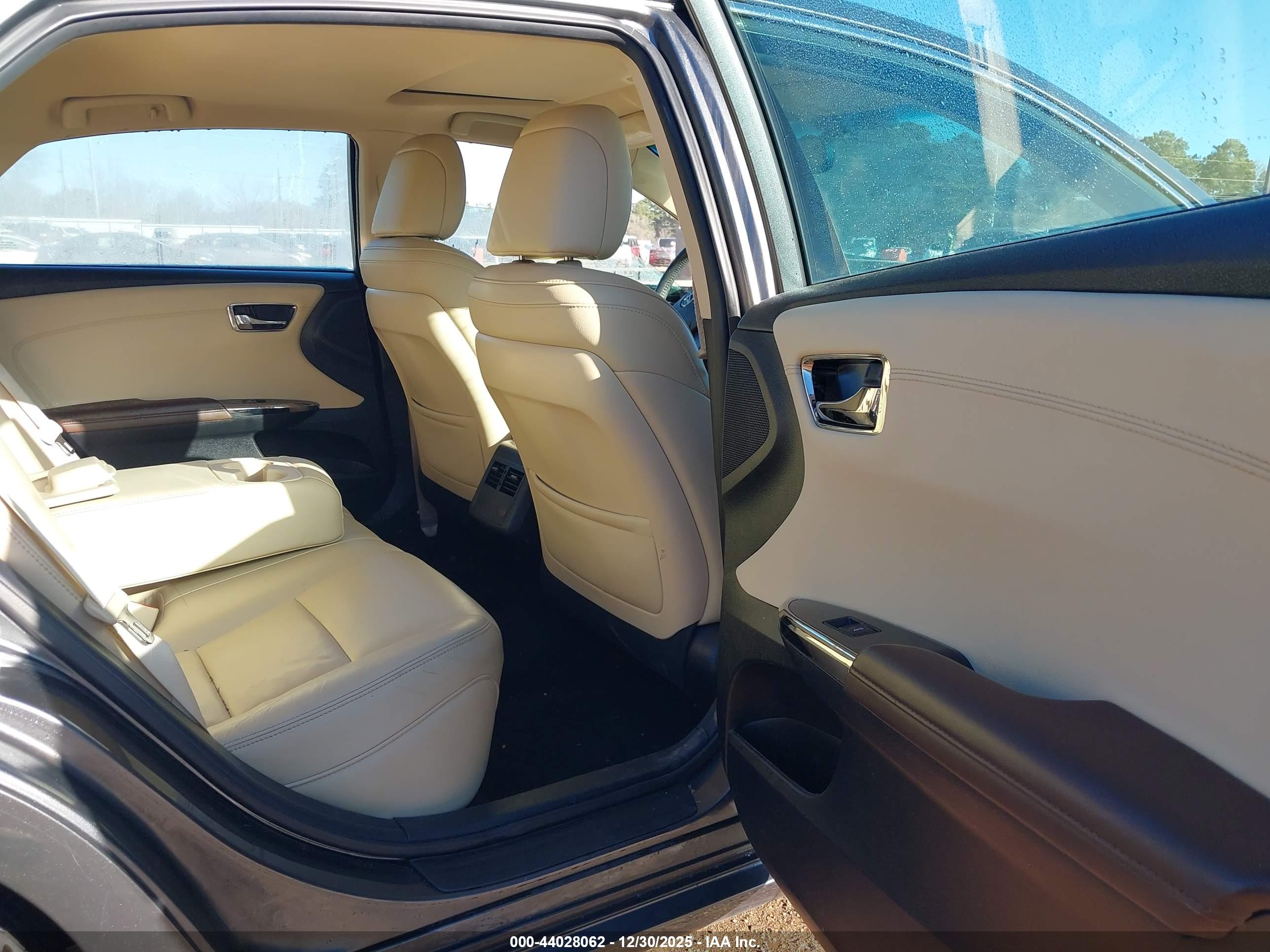 TOYOTA AVALON image 8