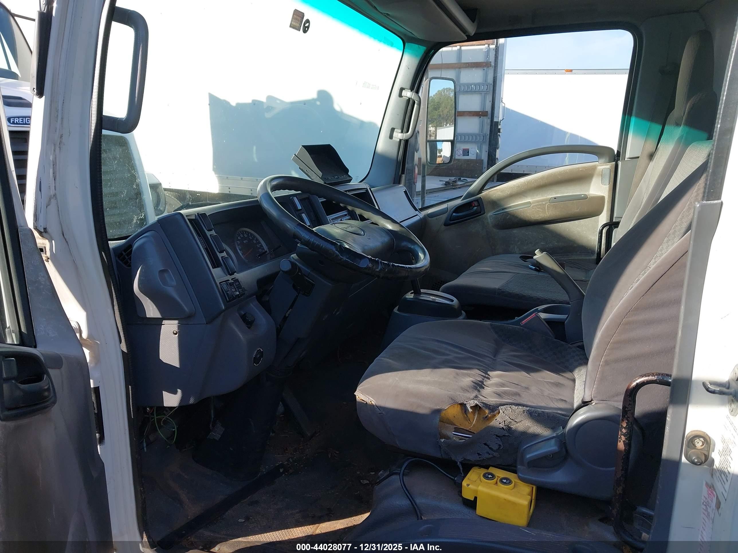 ISUZU NPR image 7