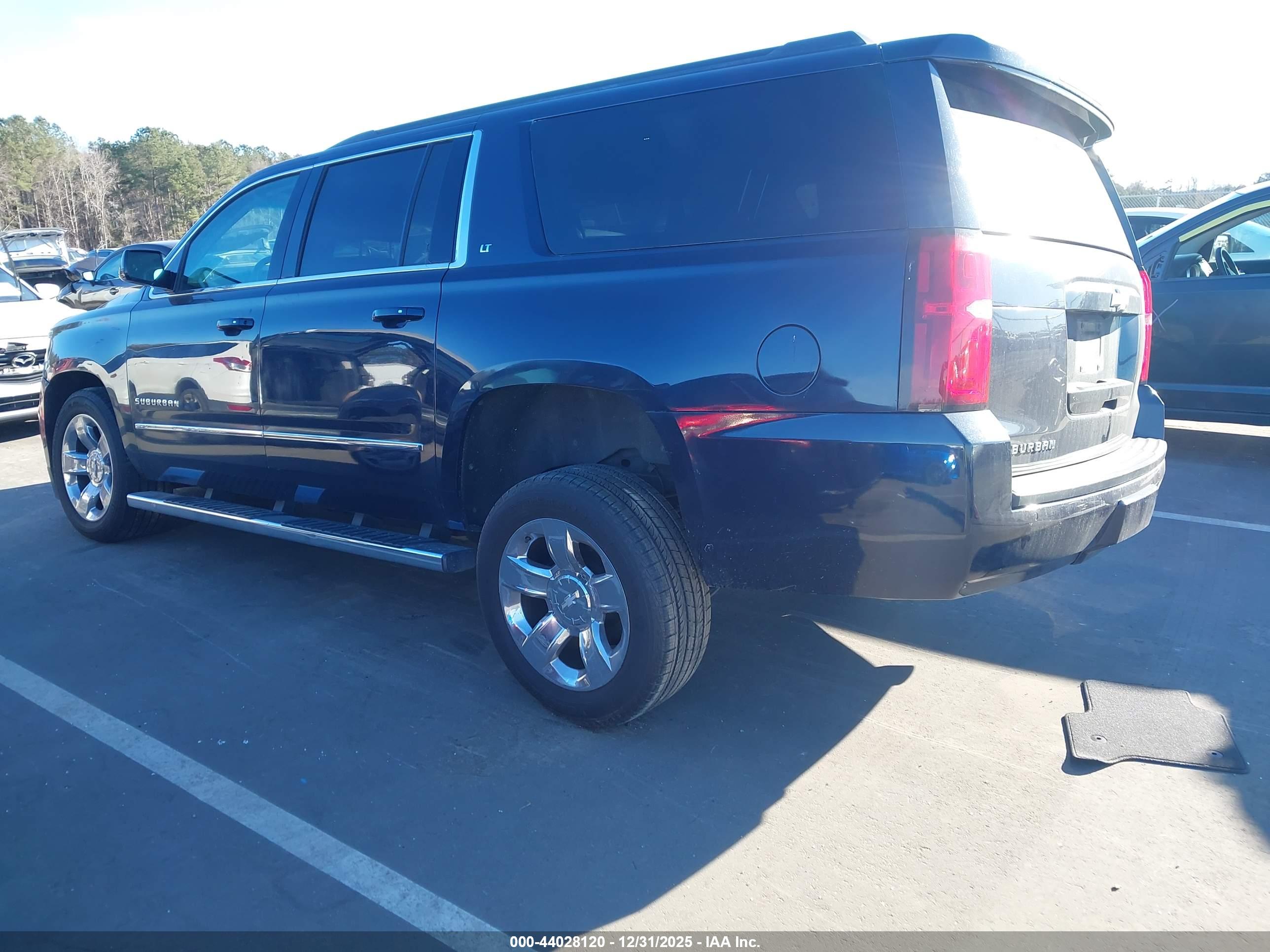 CHEVROLET SUBURBAN image 3