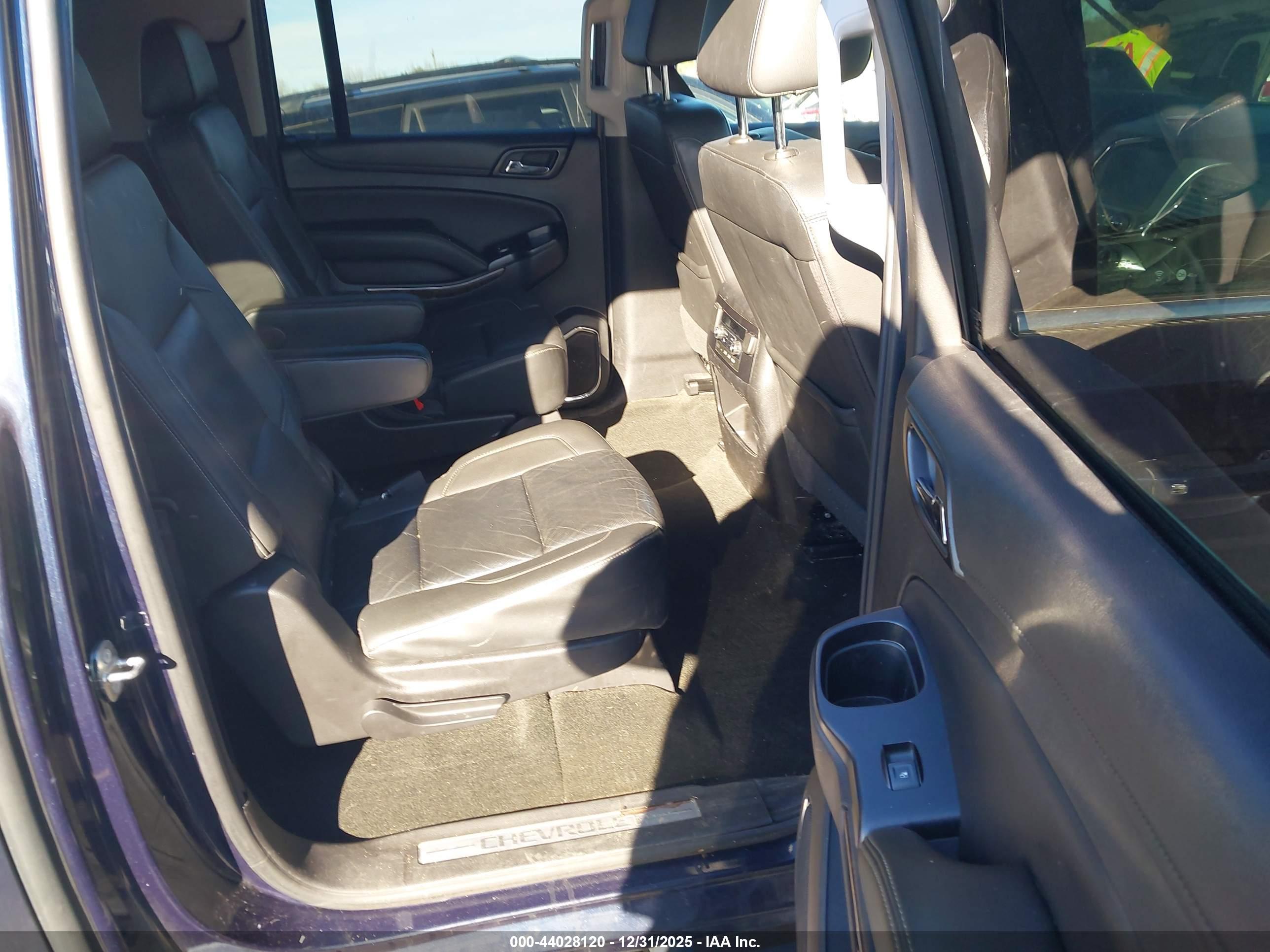 CHEVROLET SUBURBAN image 8