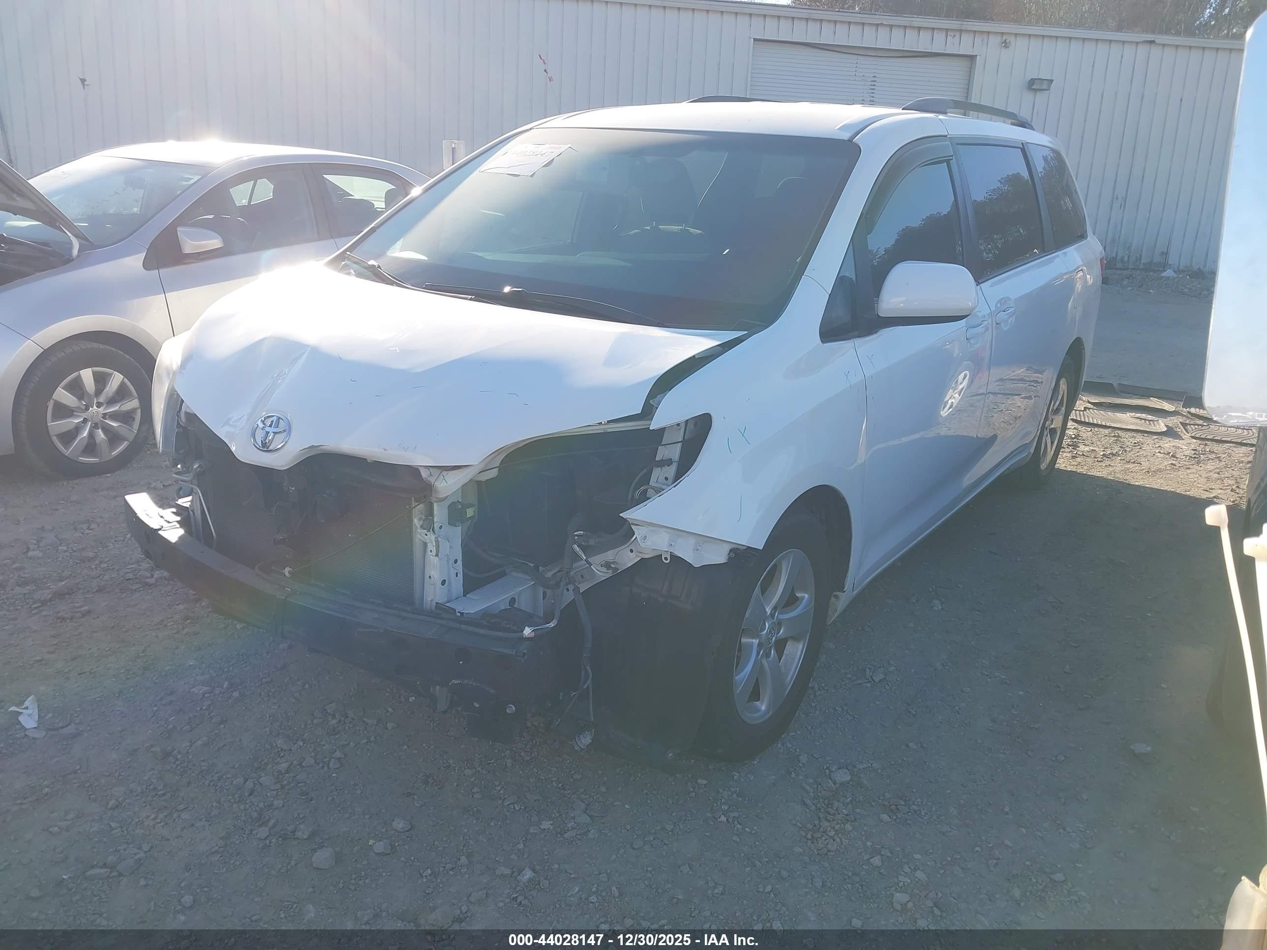 TOYOTA SIENNA image 2