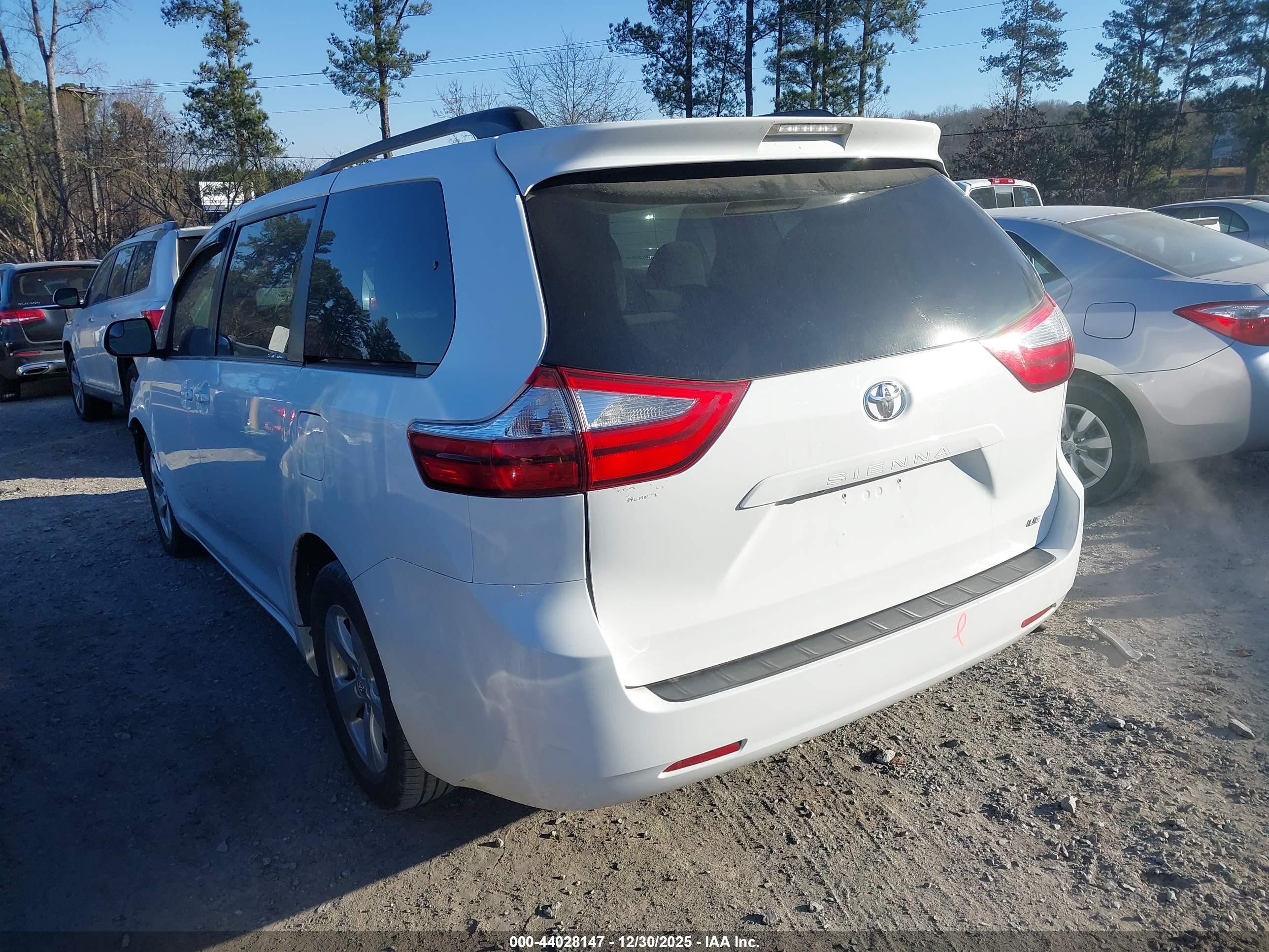 TOYOTA SIENNA image 3