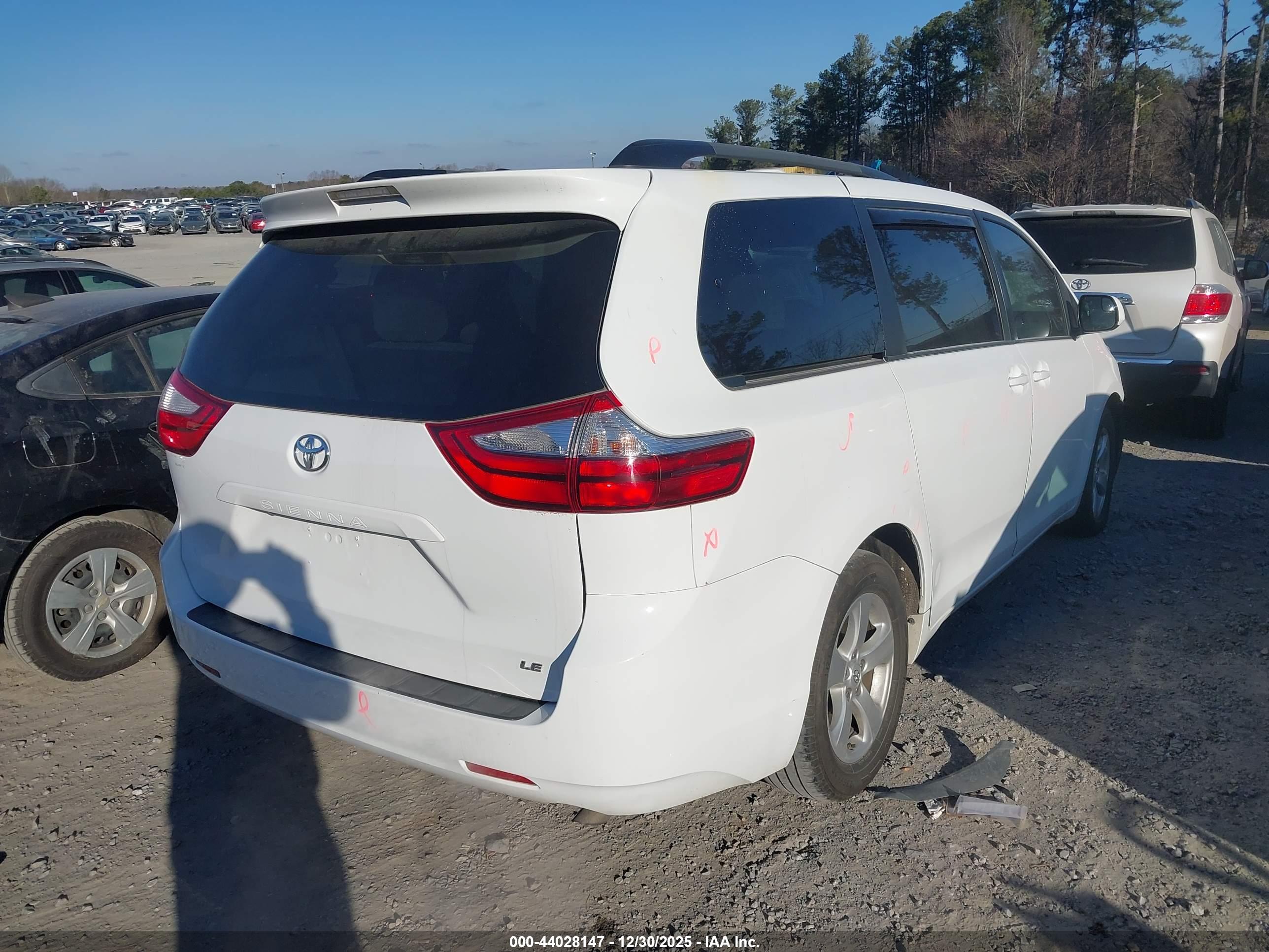 TOYOTA SIENNA image 4