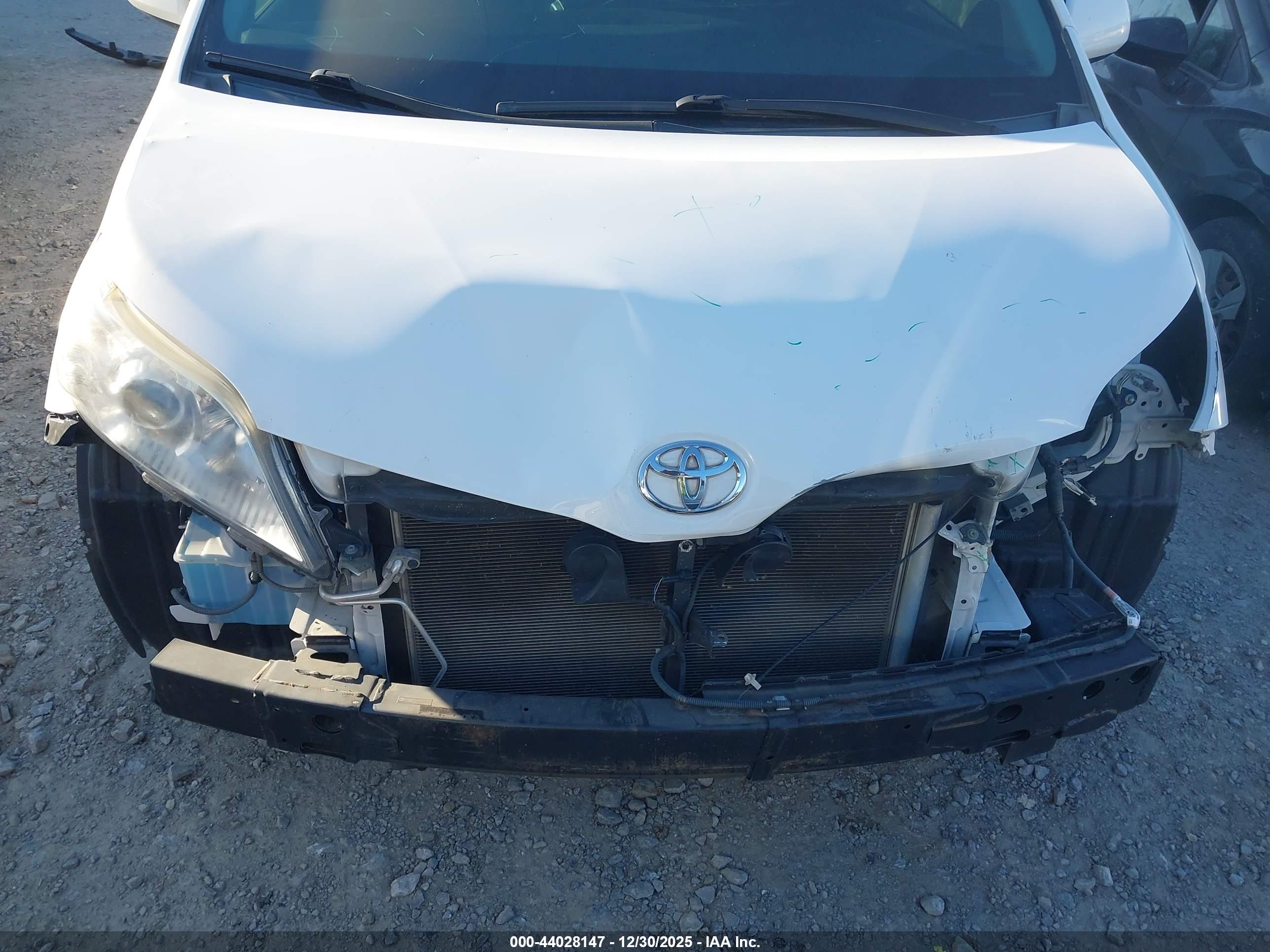 TOYOTA SIENNA image 6