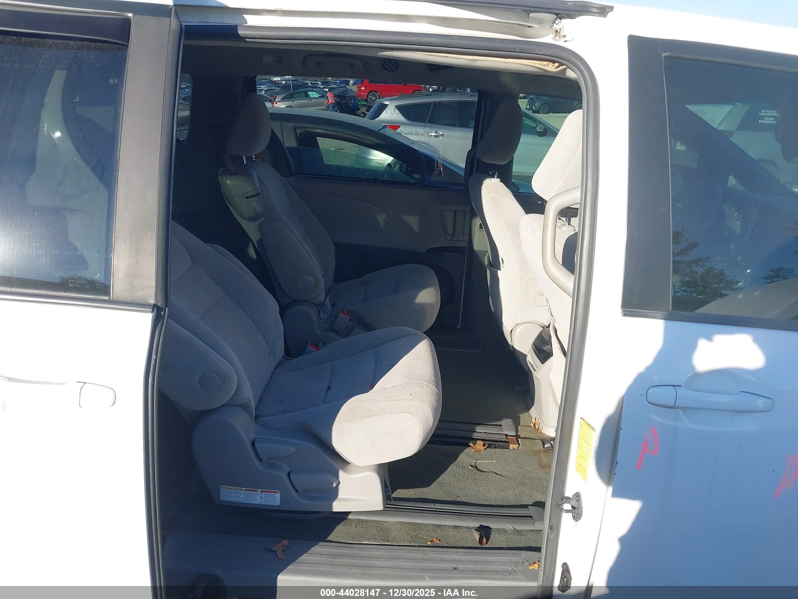TOYOTA SIENNA image 8