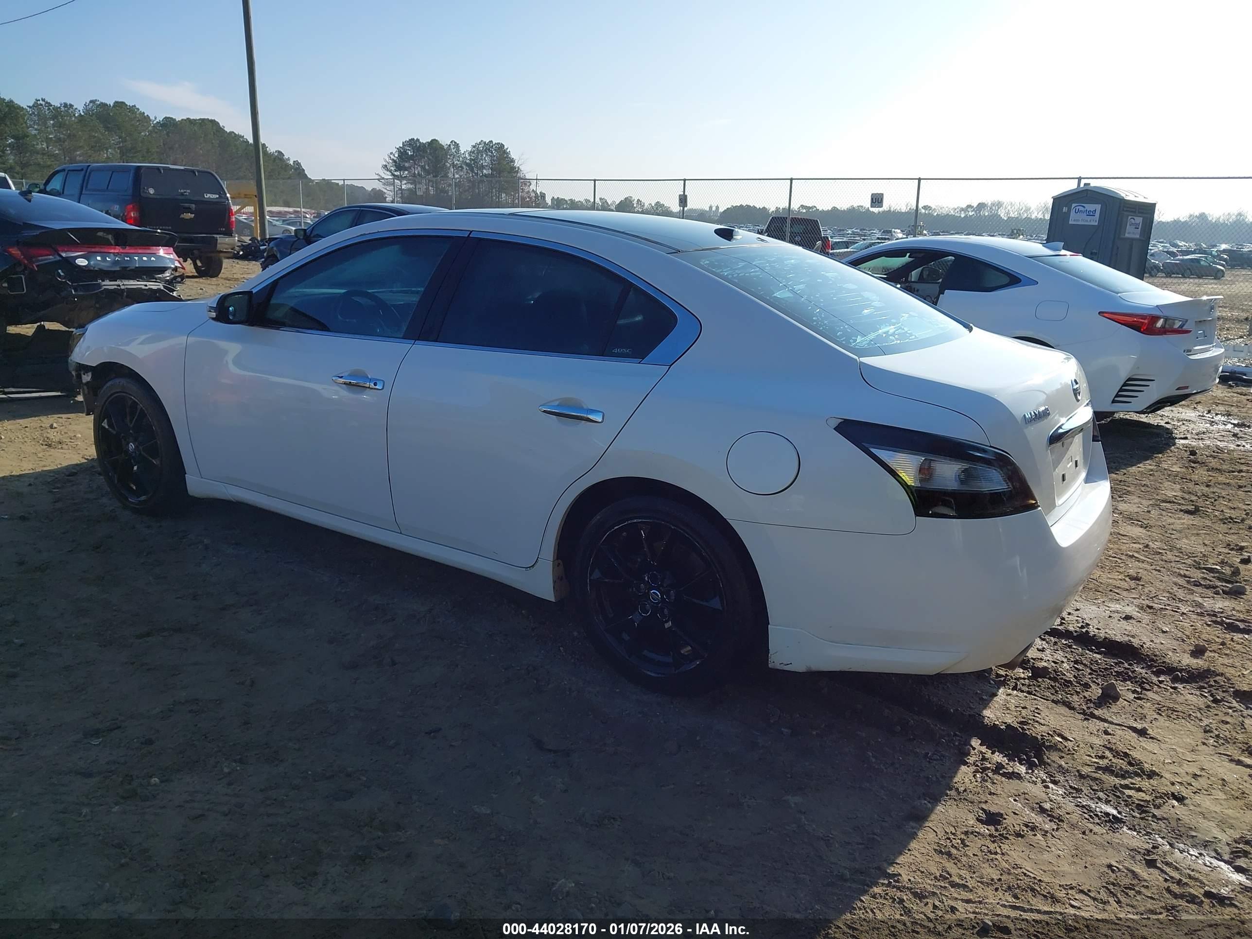 NISSAN MAXIMA image 3