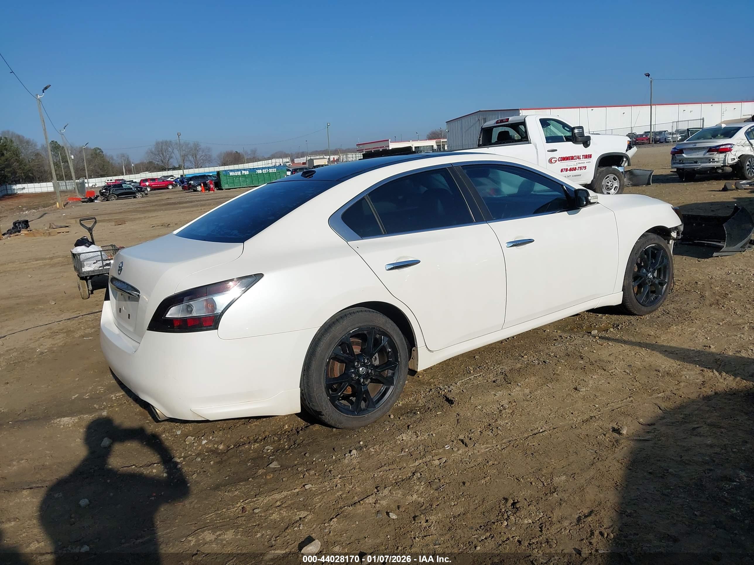 NISSAN MAXIMA image 4
