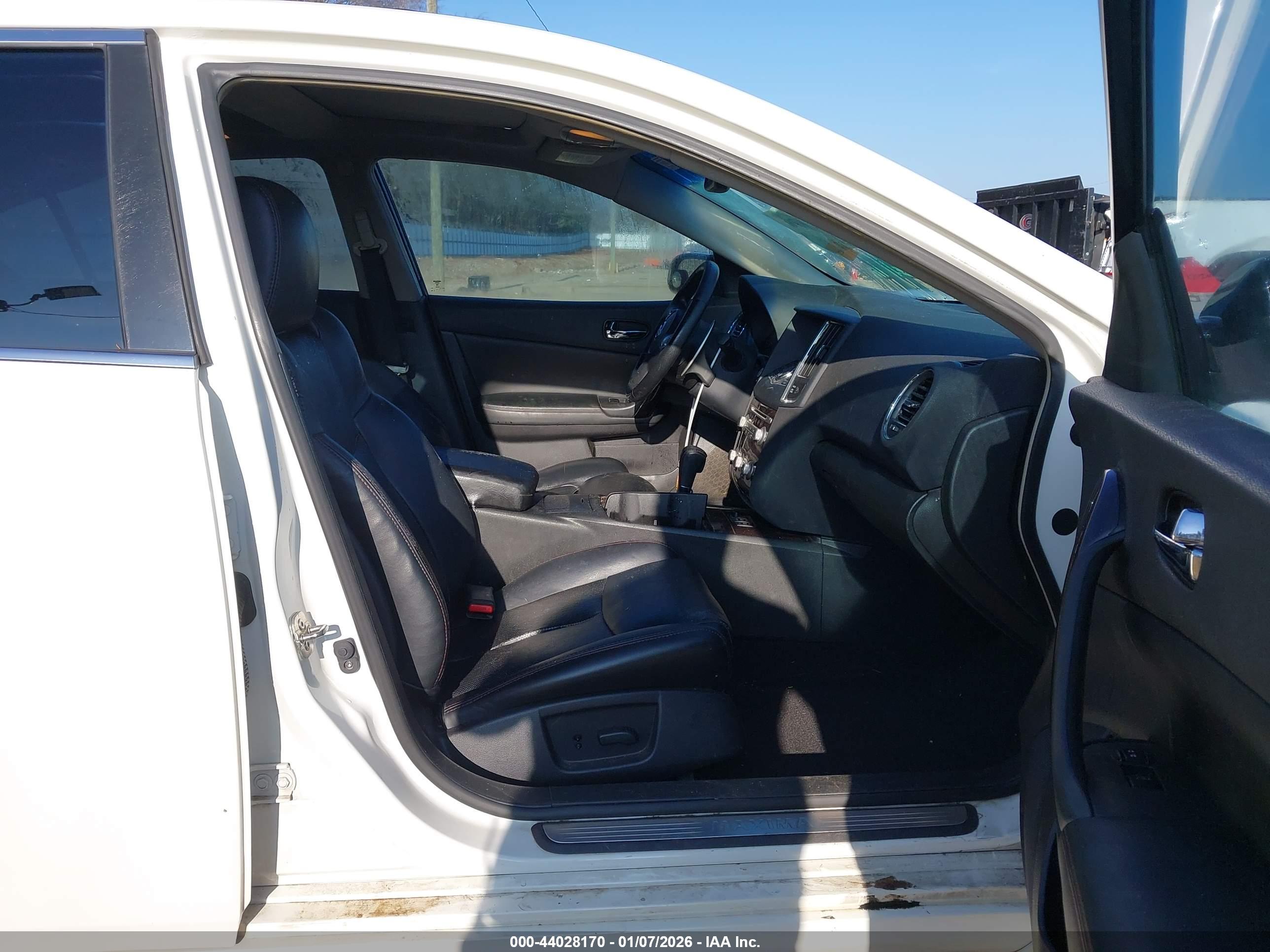 NISSAN MAXIMA image 5