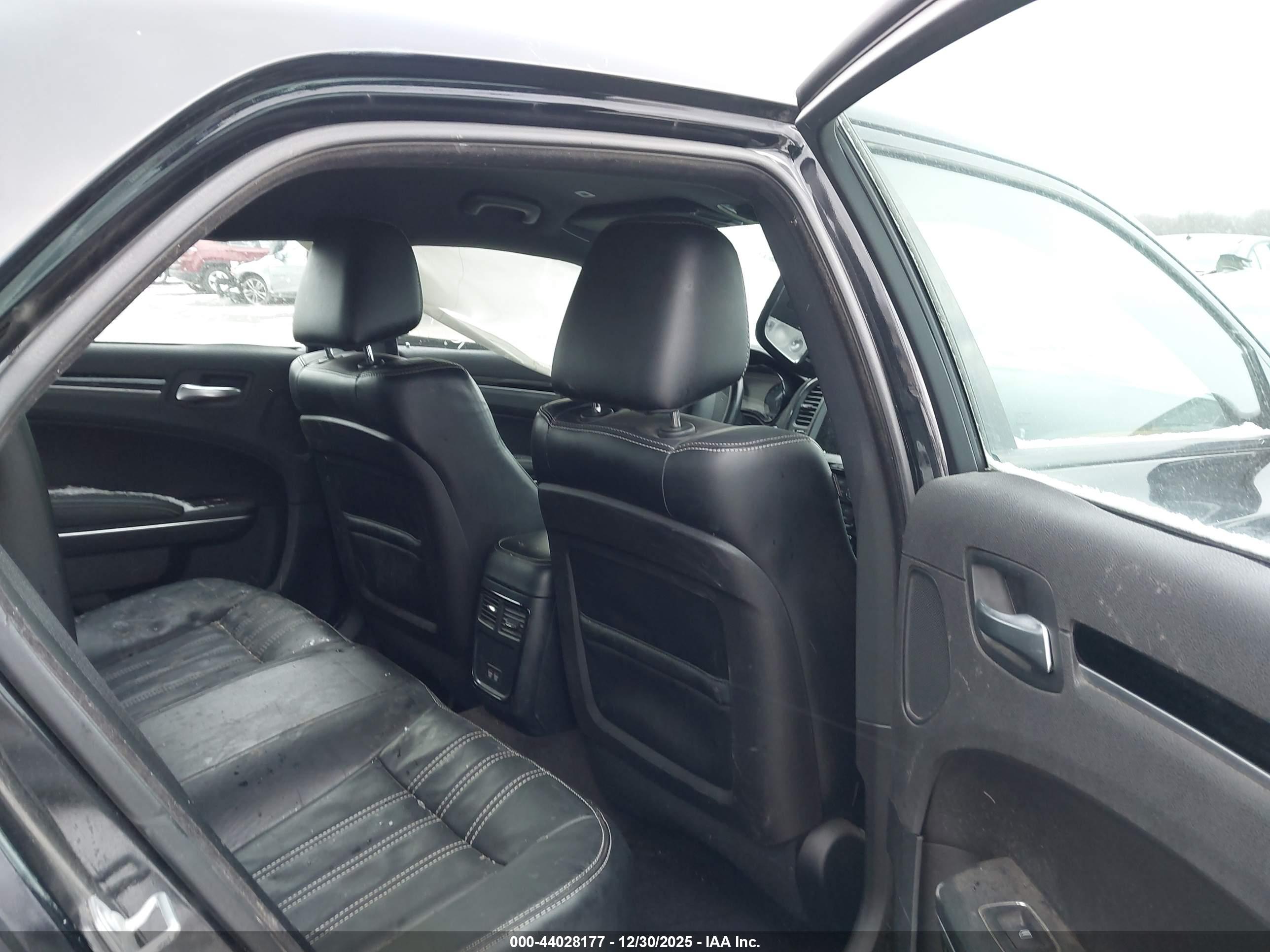 CHRYSLER 300 image 8
