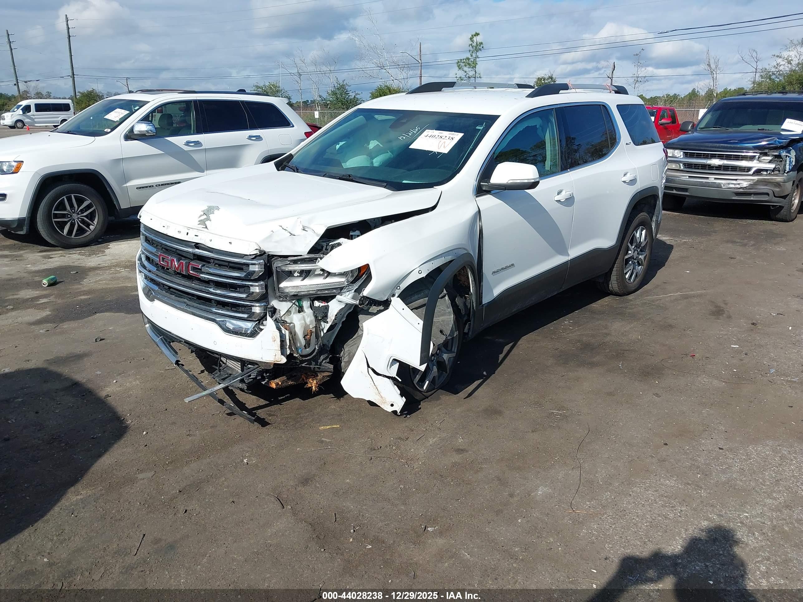 GMC ACADIA image 2