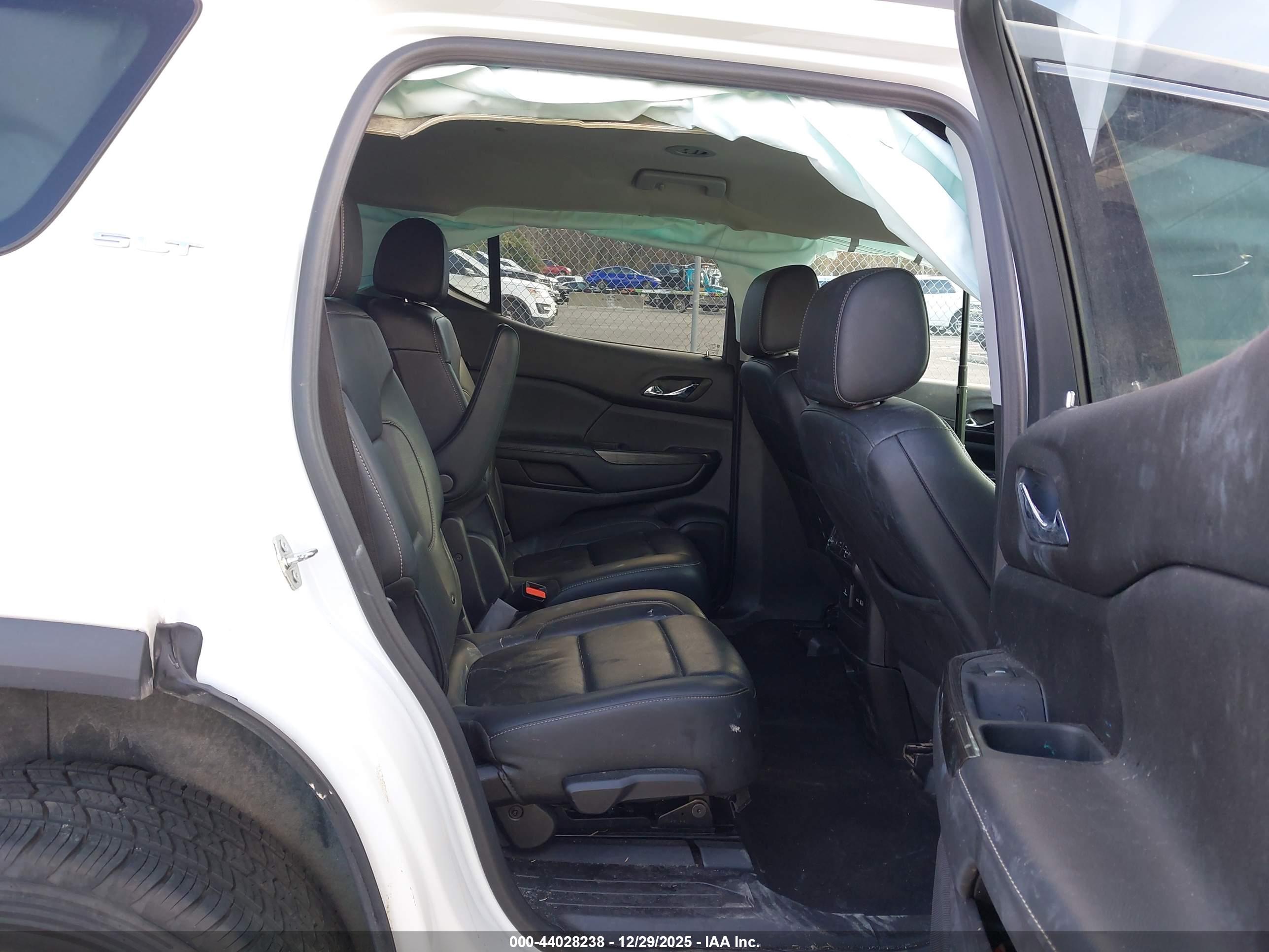 GMC ACADIA image 8