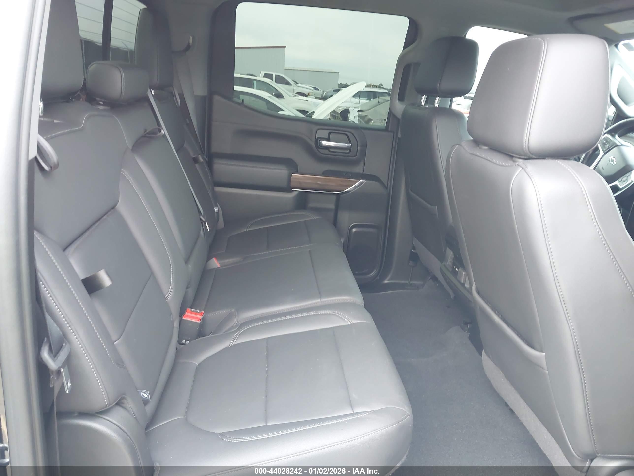 CHEVROLET SILVERADO image 8