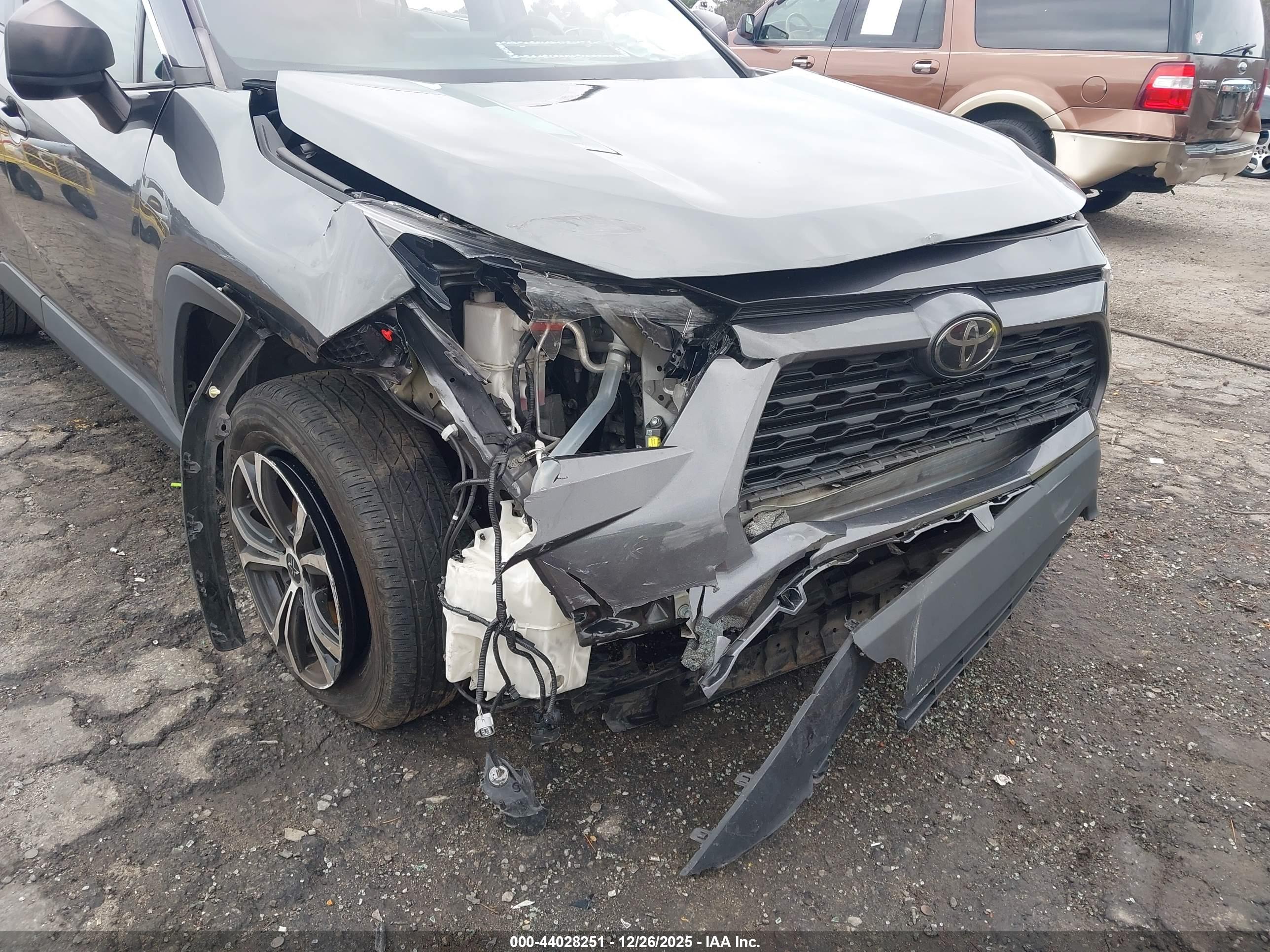 TOYOTA RAV4 image 6