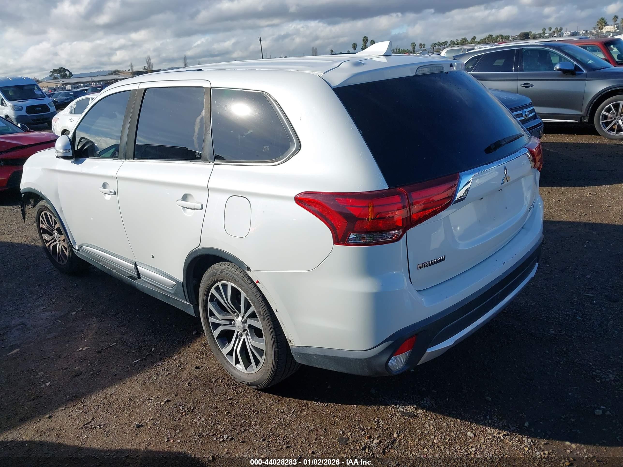 MITSUBISHI OUTLANDER image 3