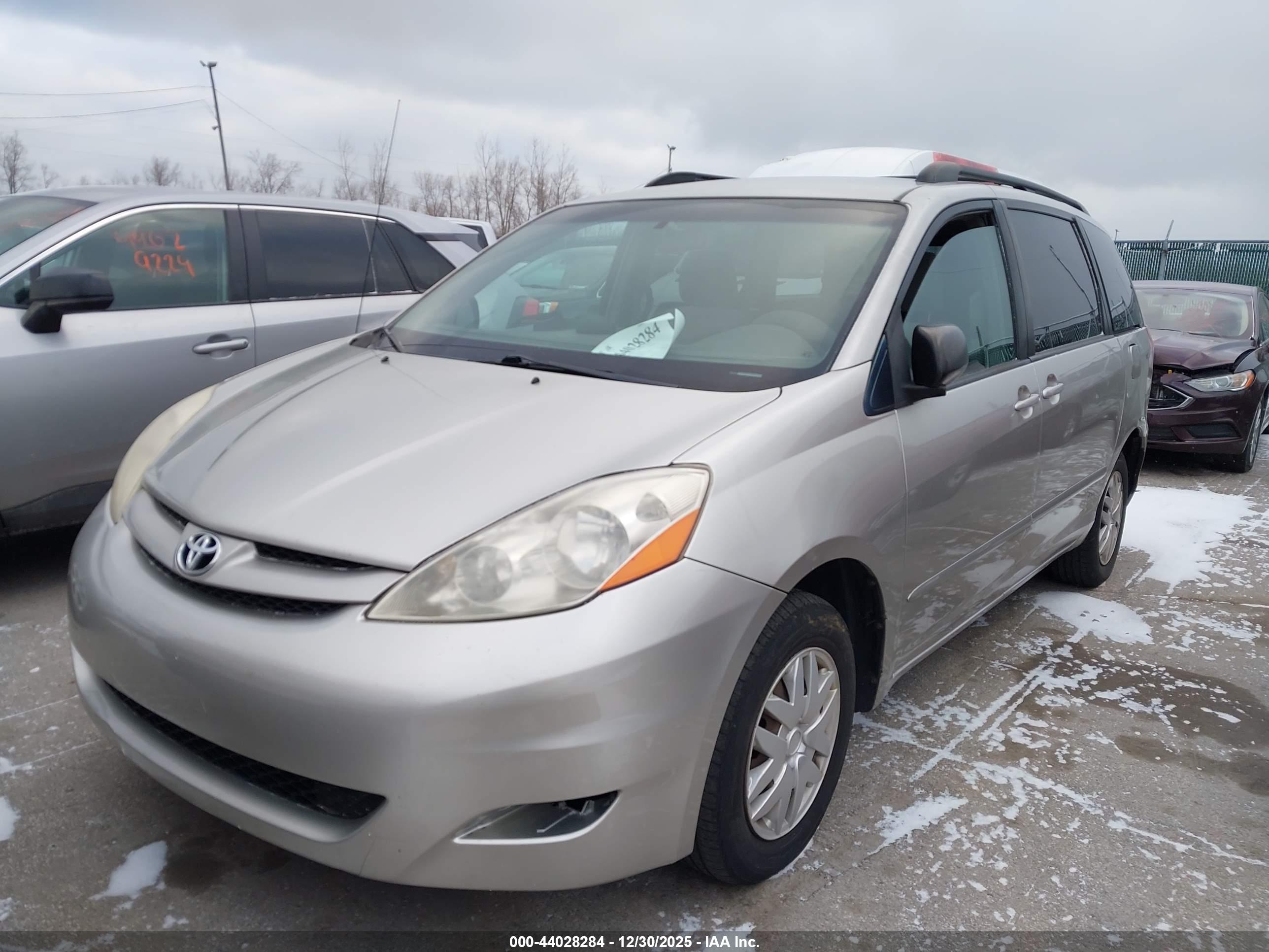 TOYOTA SIENNA image 2