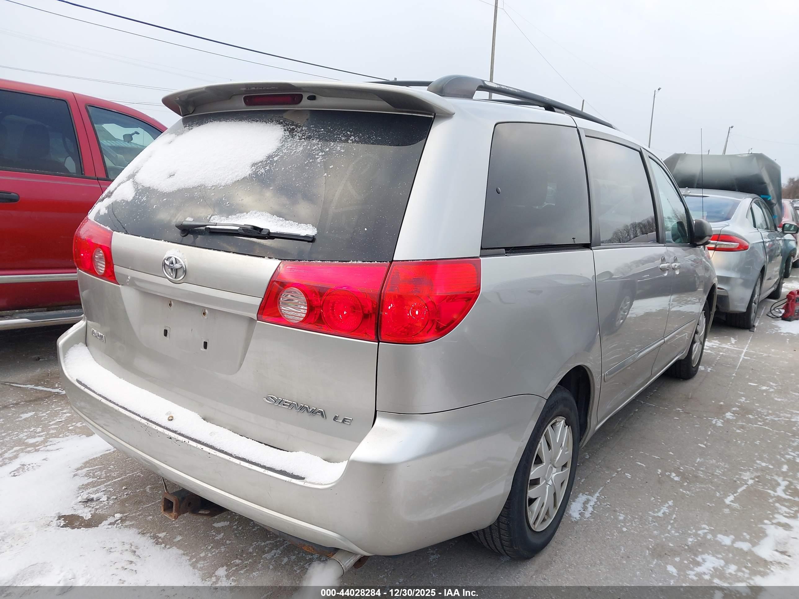 TOYOTA SIENNA image 4