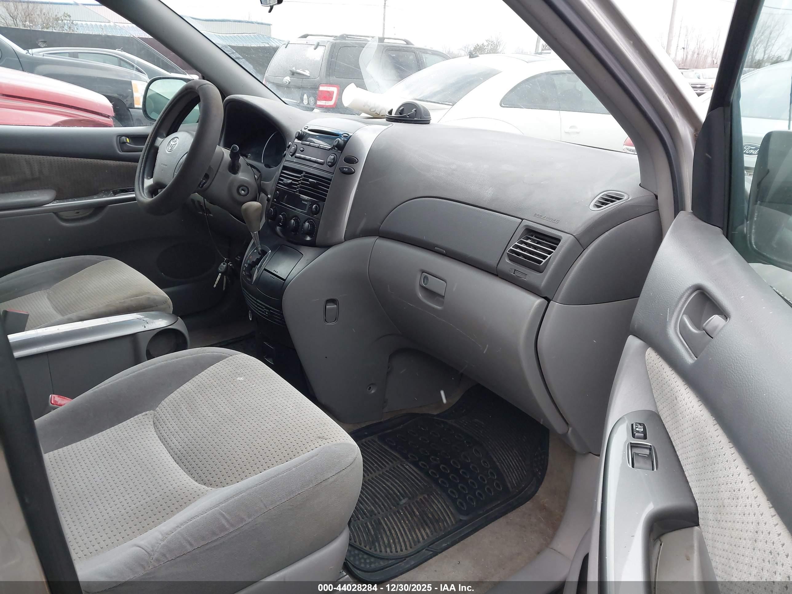 TOYOTA SIENNA image 5