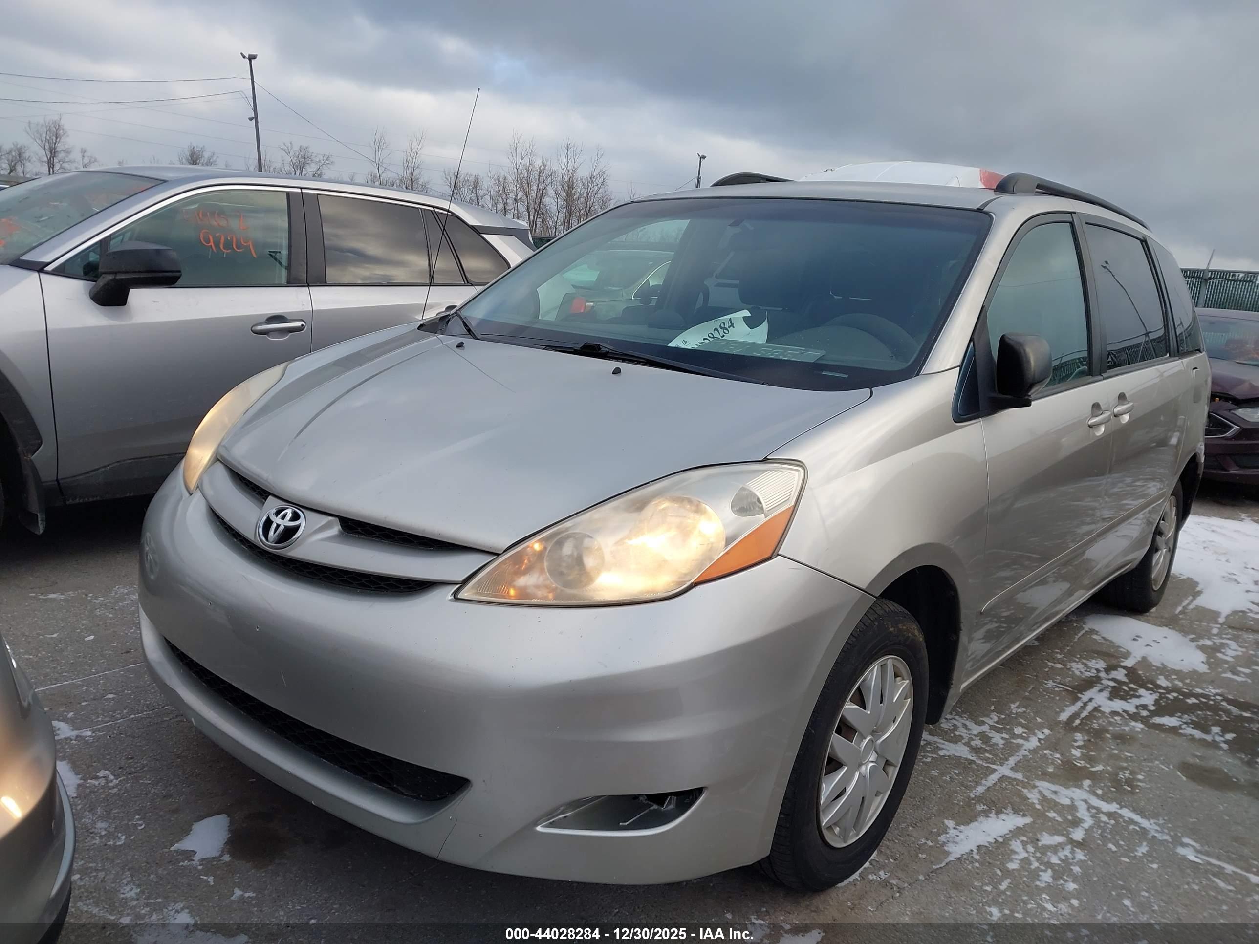 TOYOTA SIENNA image 6