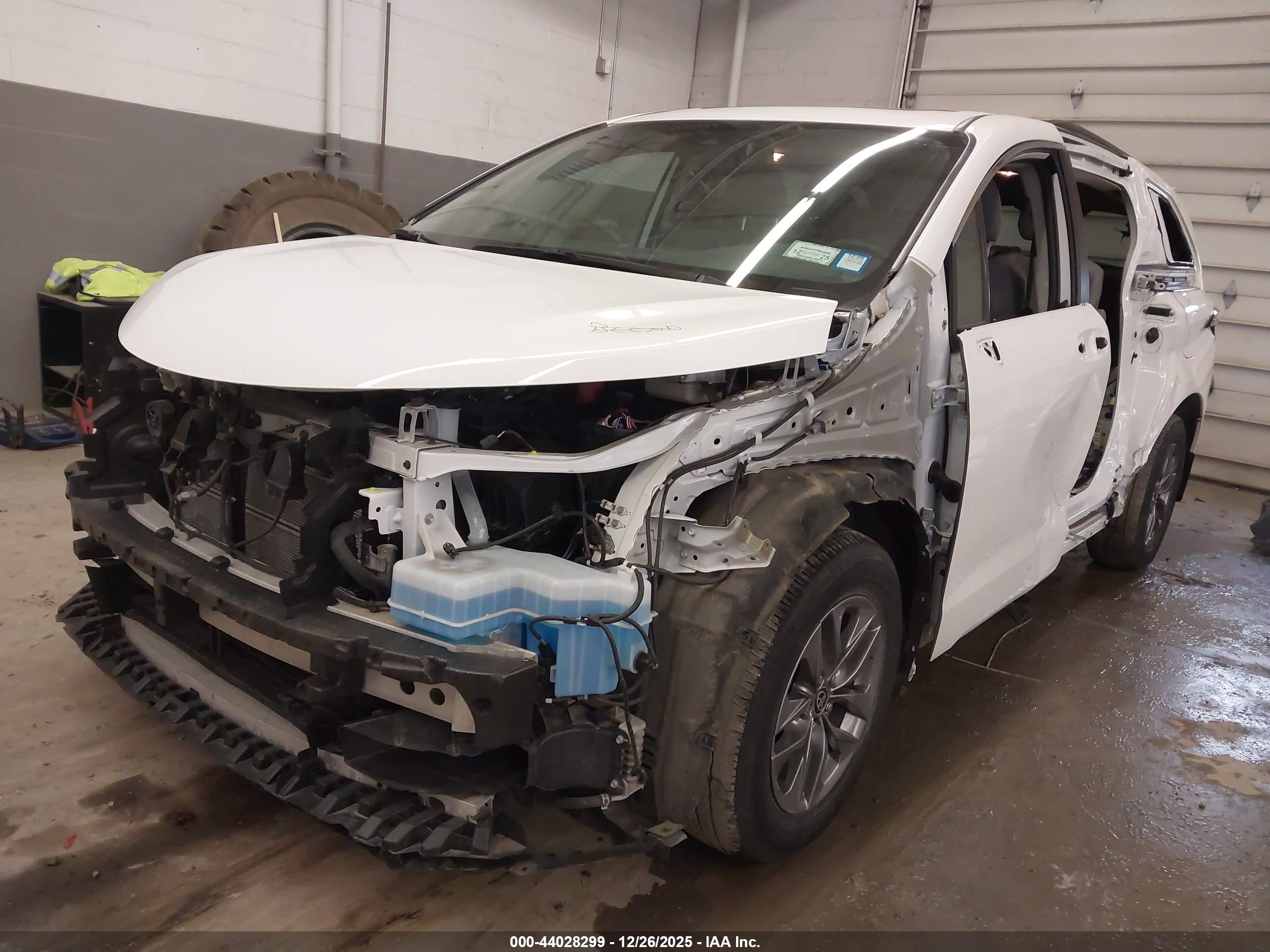 TOYOTA SIENNA image 2