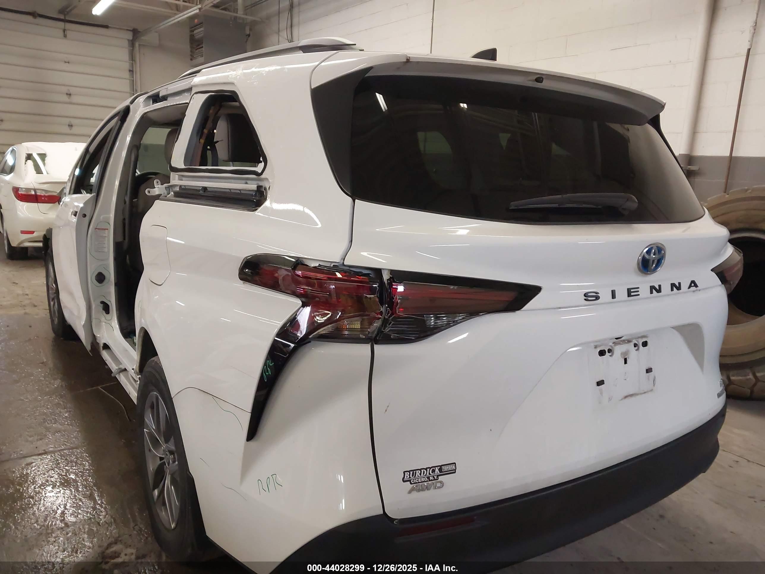 TOYOTA SIENNA image 3
