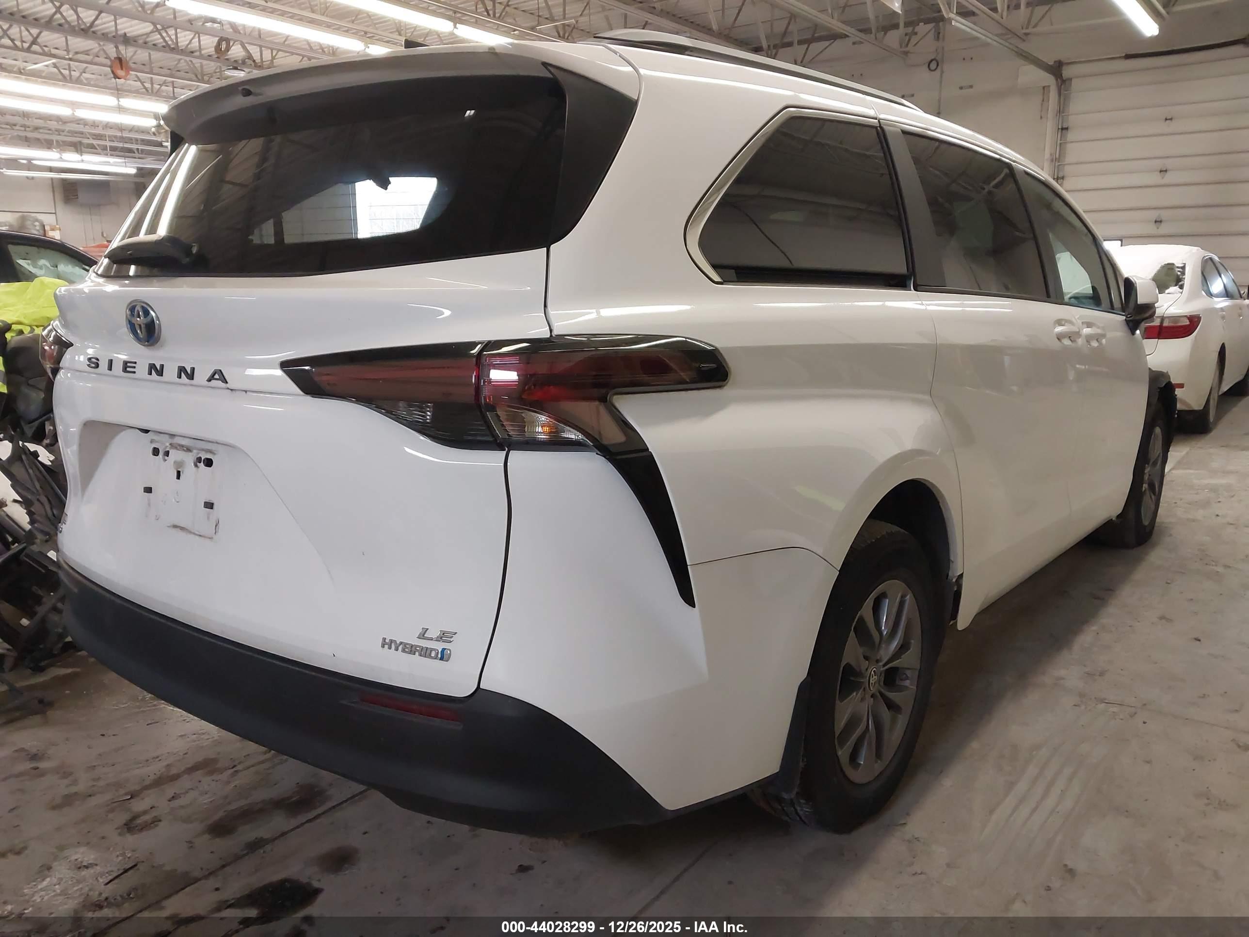 TOYOTA SIENNA image 4
