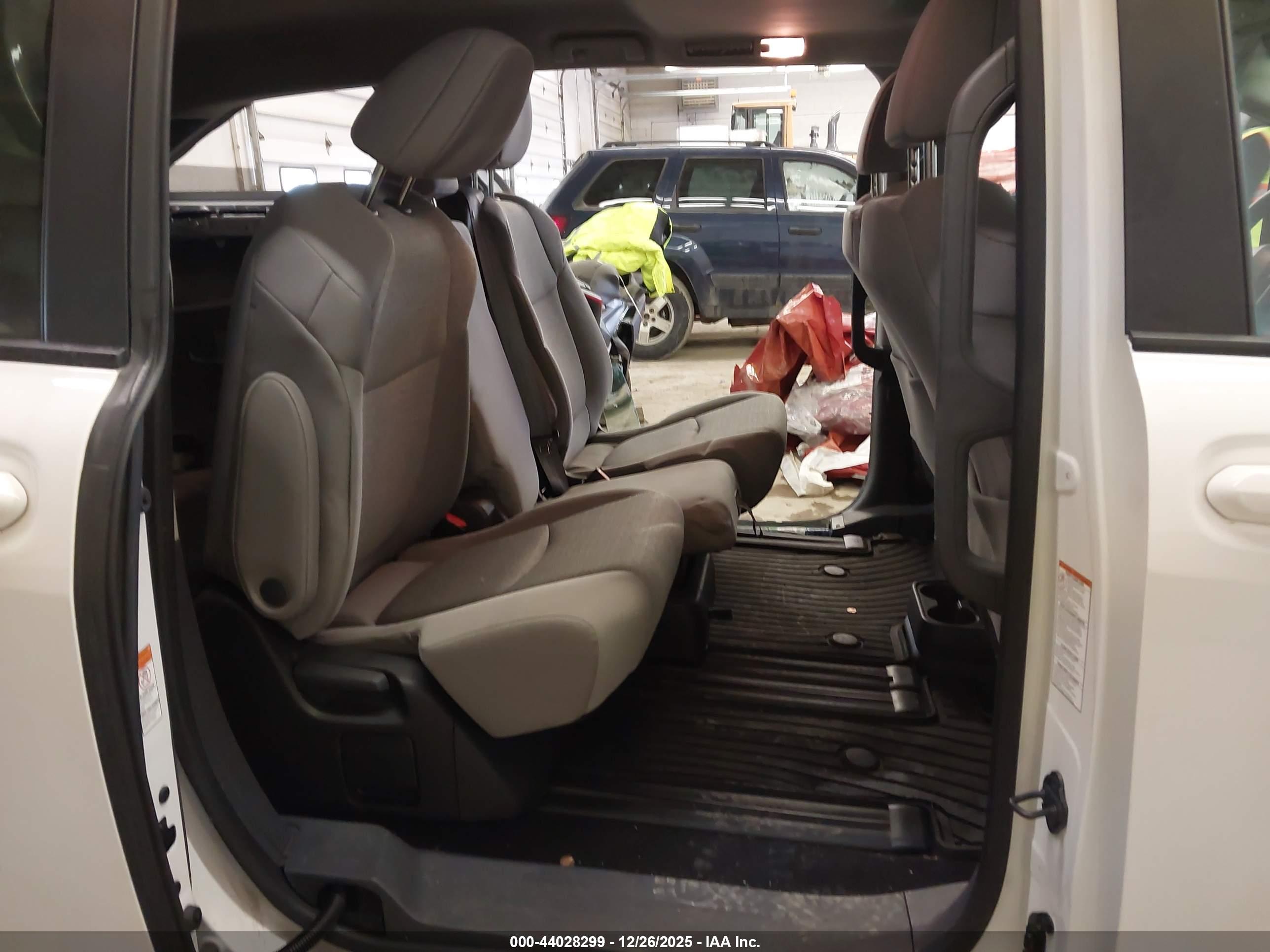 TOYOTA SIENNA image 8