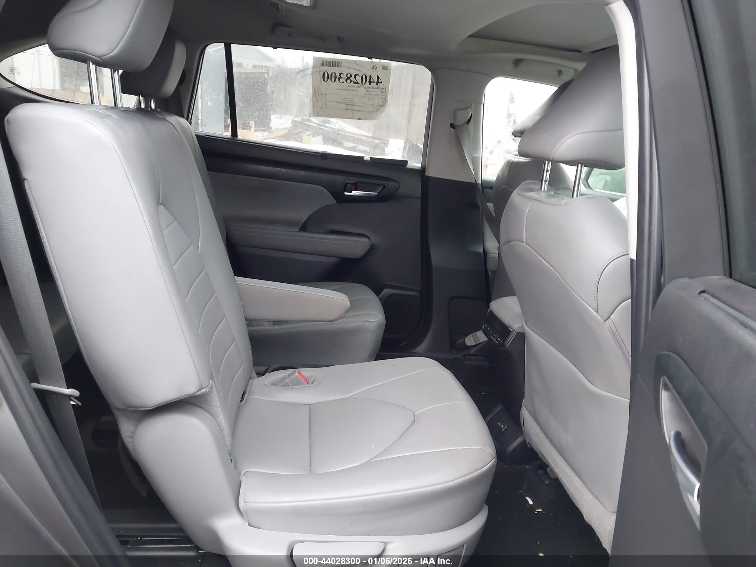 TOYOTA HIGHLANDER image 8