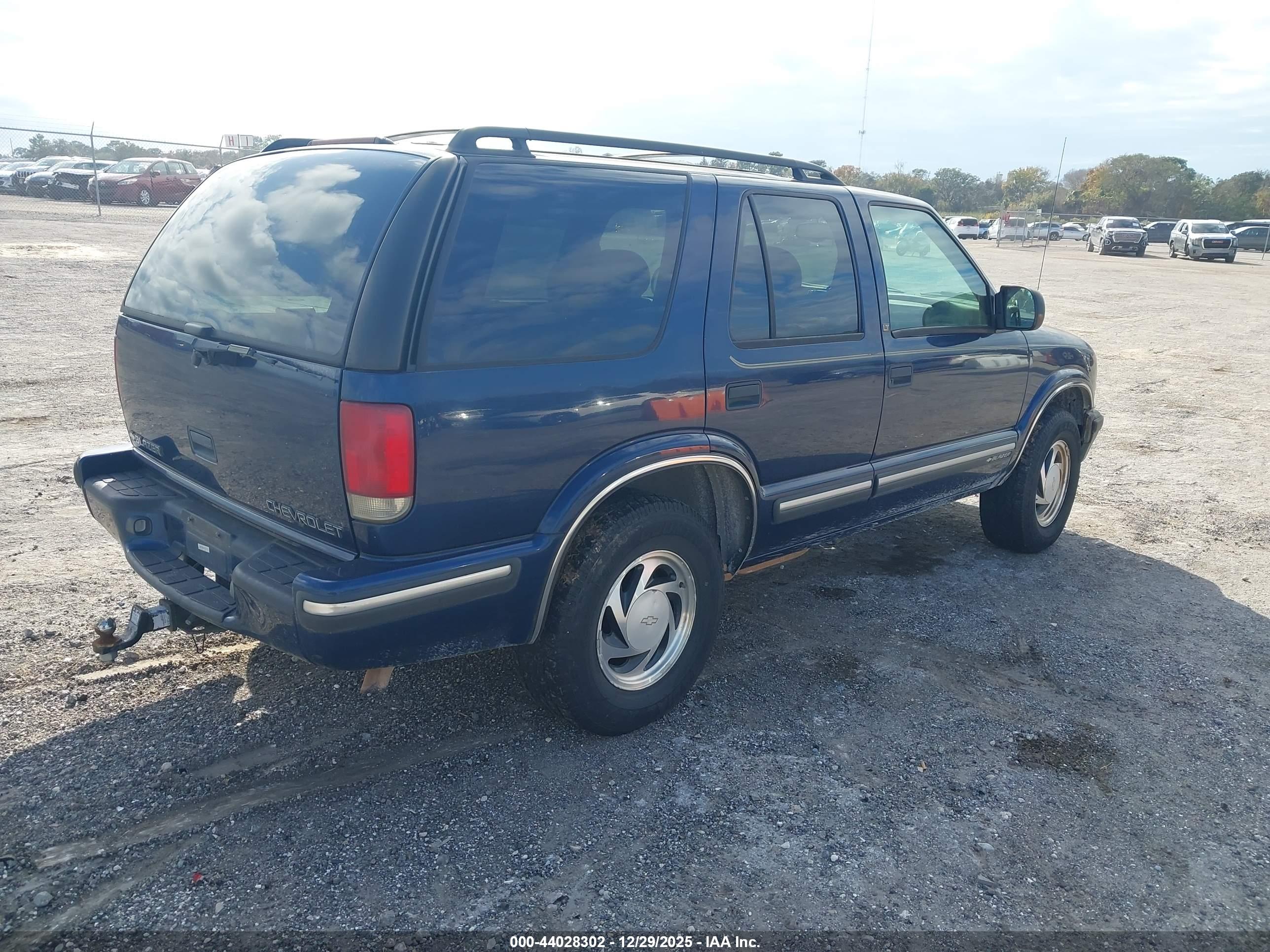 CHEVROLET BLAZER image 4