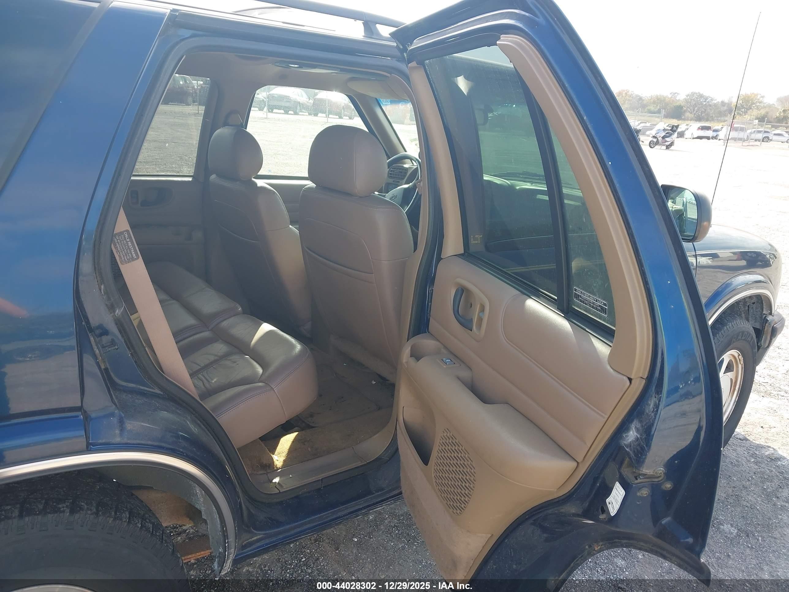 CHEVROLET BLAZER image 8