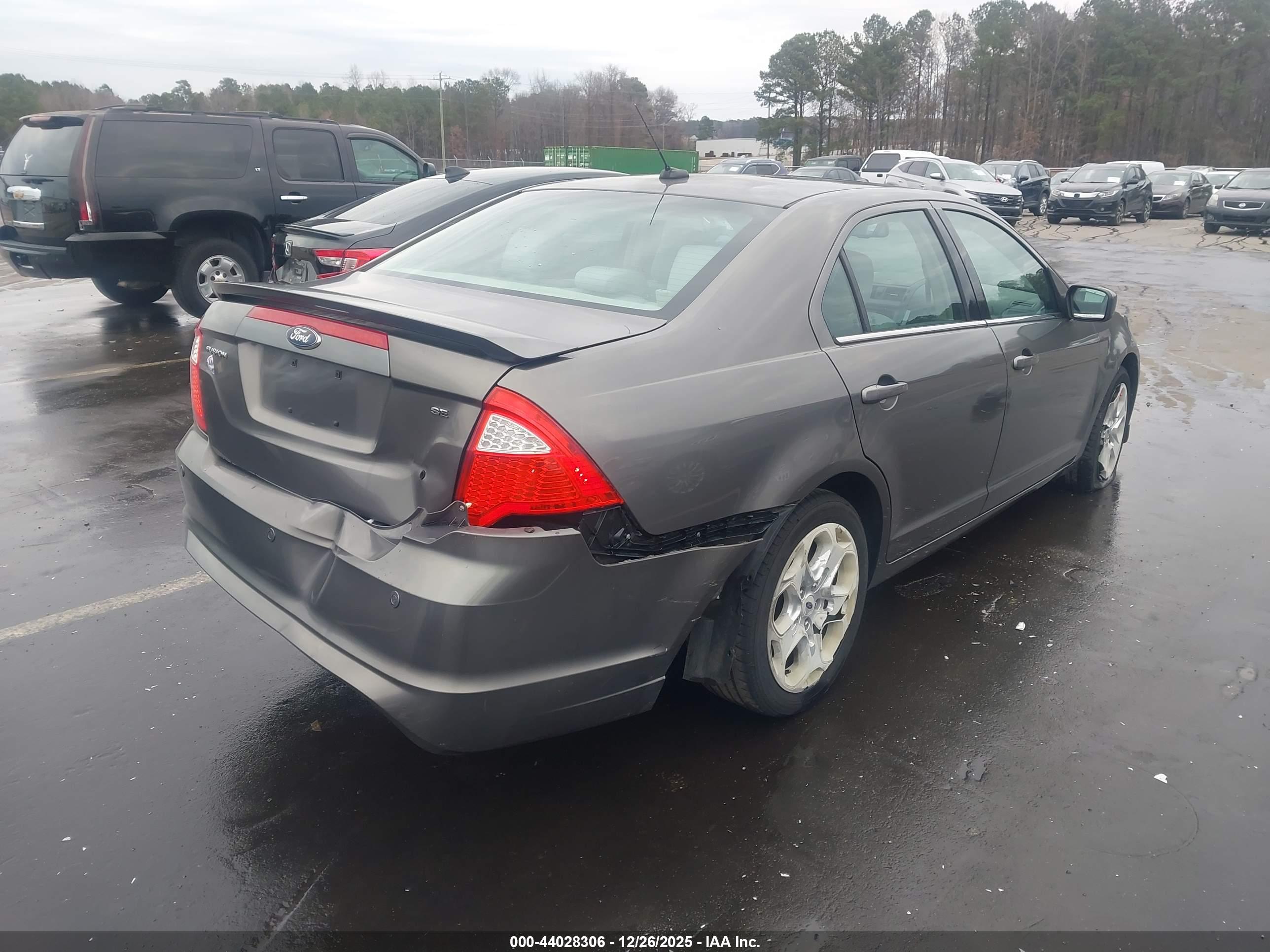 FORD FUSION image 4