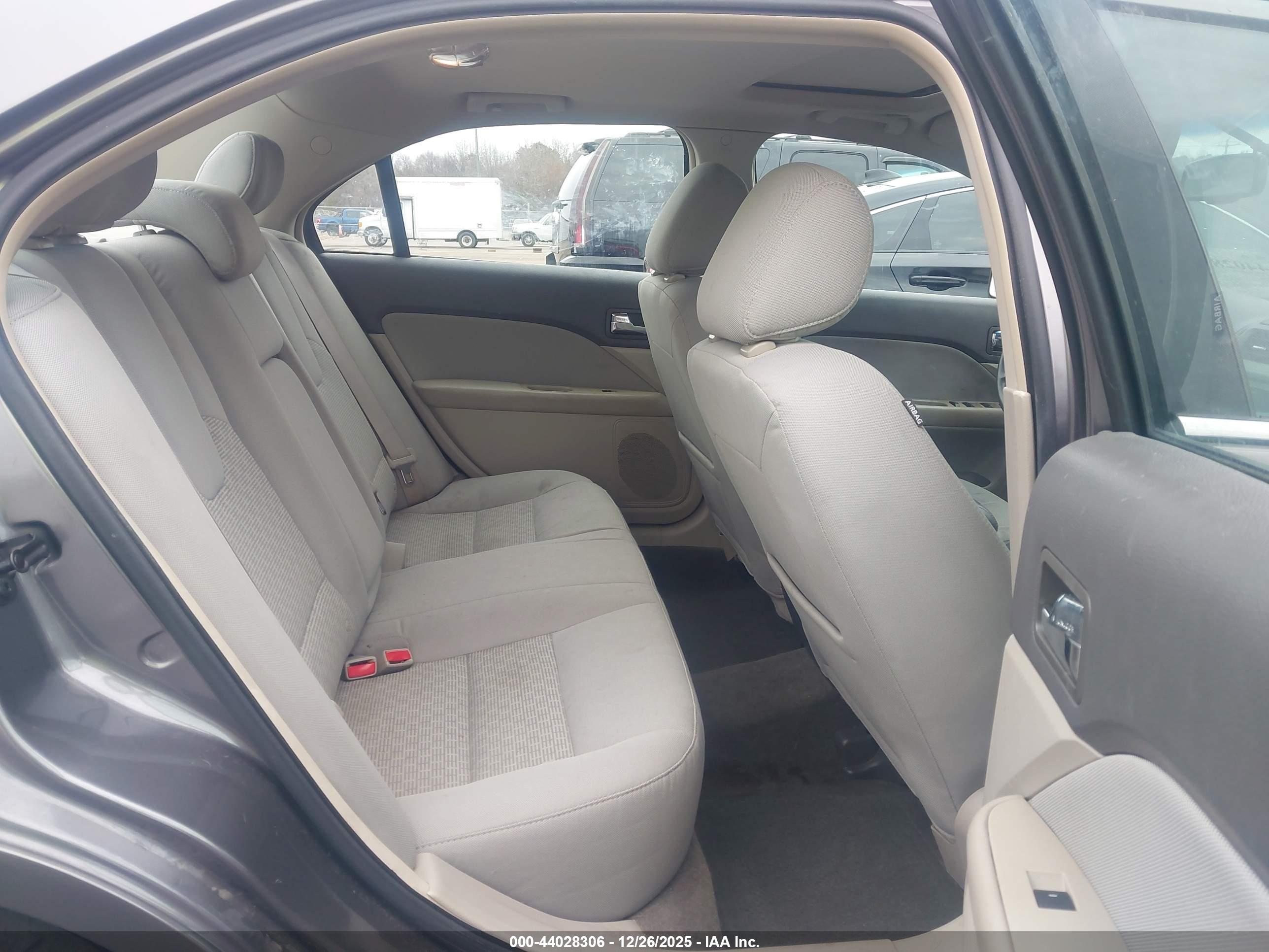 FORD FUSION image 8
