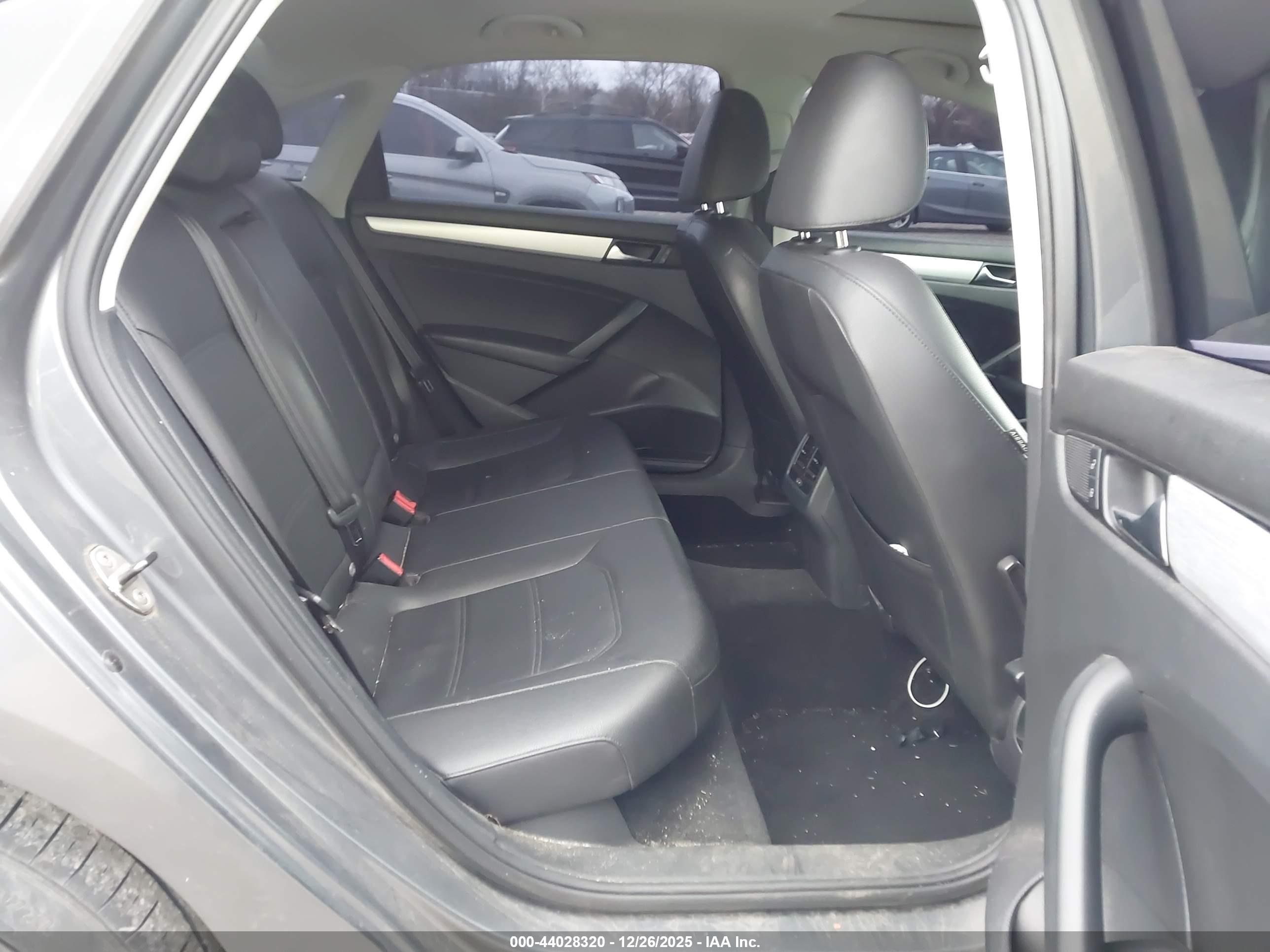 VOLKSWAGEN PASSAT image 8