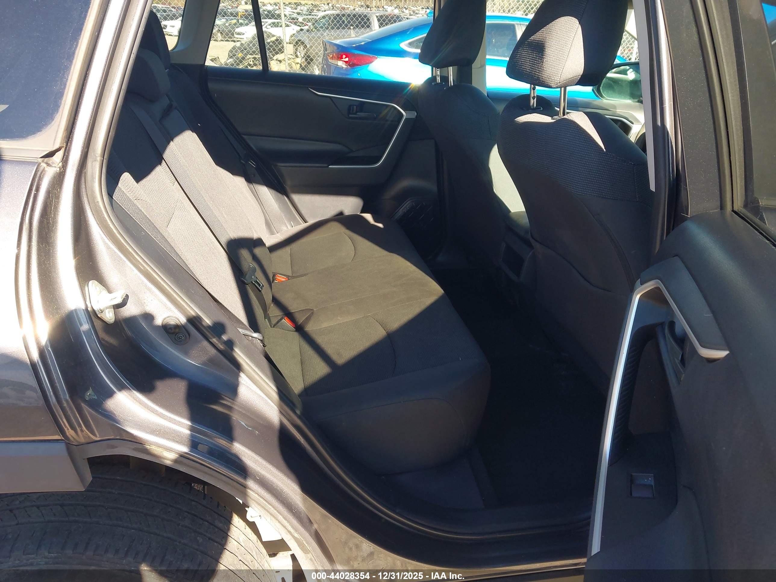 TOYOTA RAV4 image 8