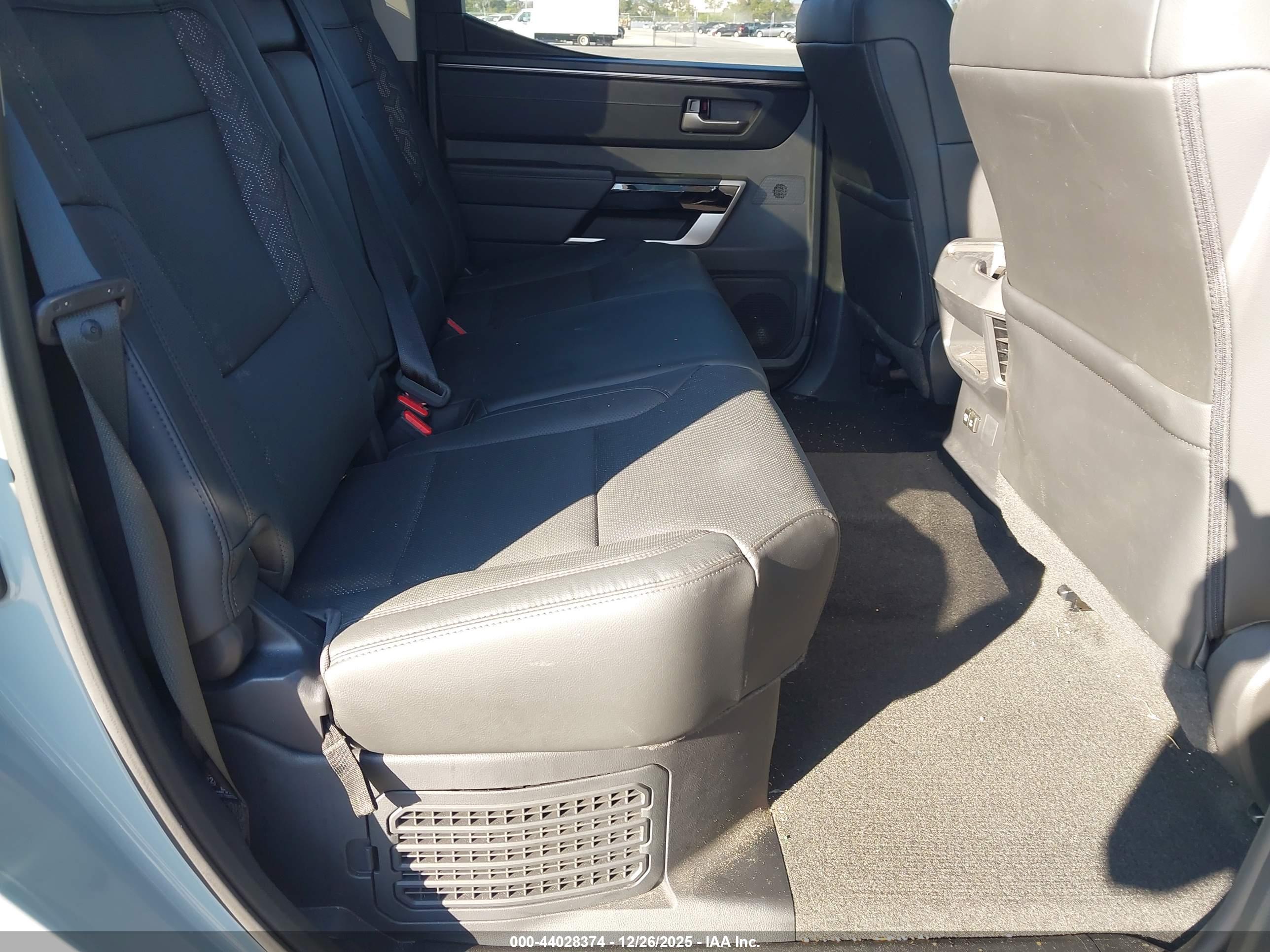 TOYOTA TUNDRA image 8