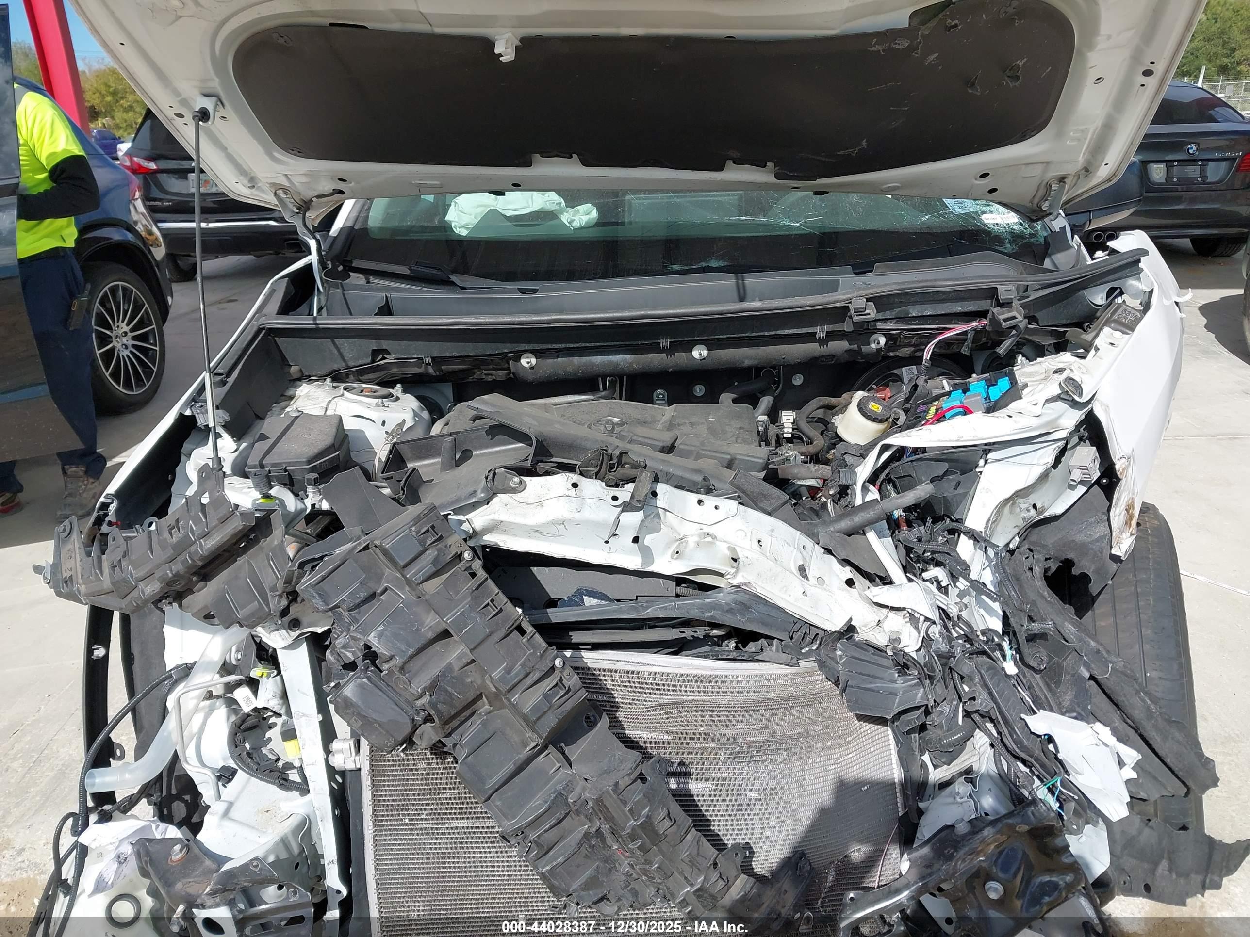 TOYOTA RAV4 image 10