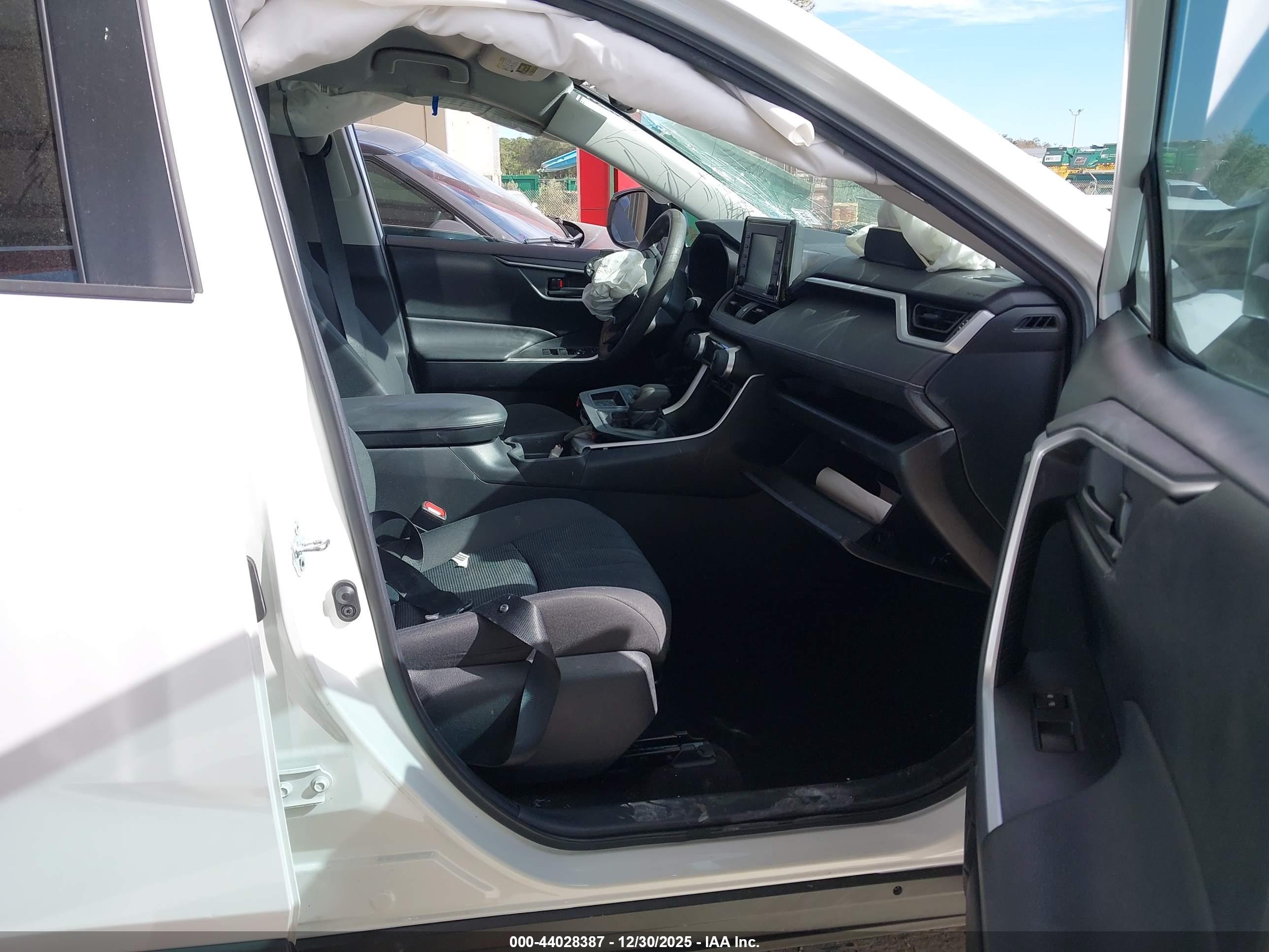 TOYOTA RAV4 image 5