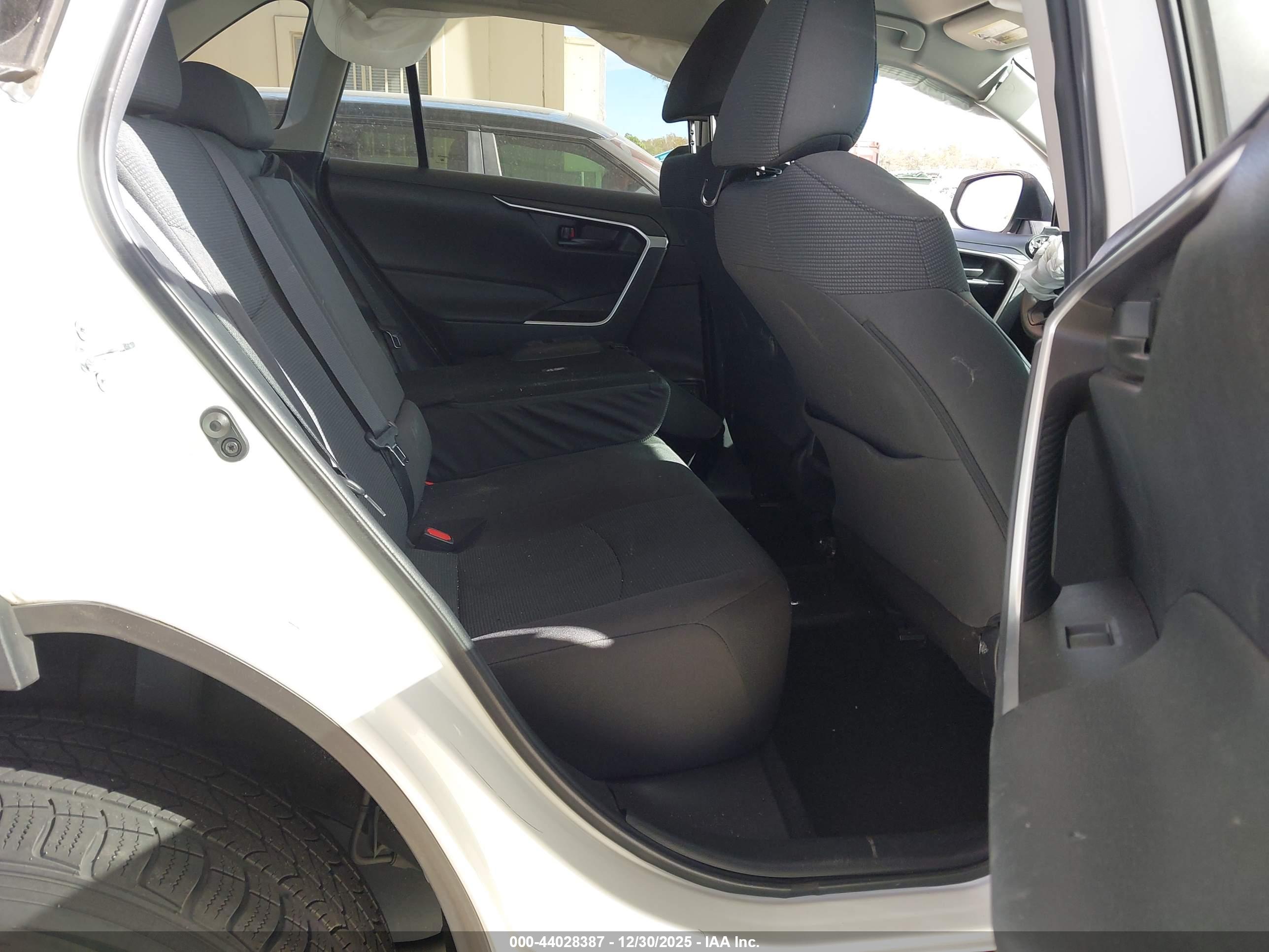 TOYOTA RAV4 image 8