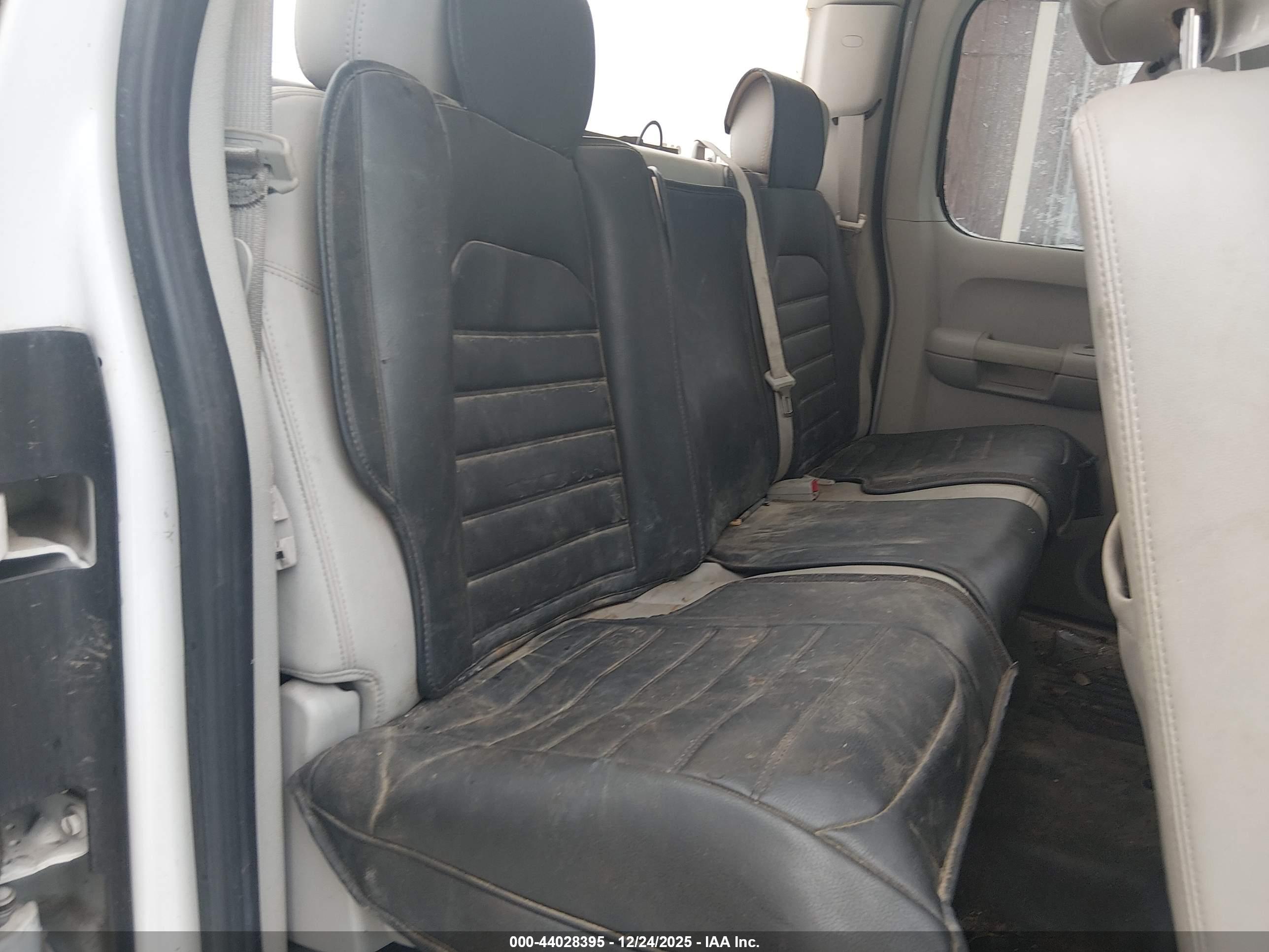 CHEVROLET SILVERADO image 8
