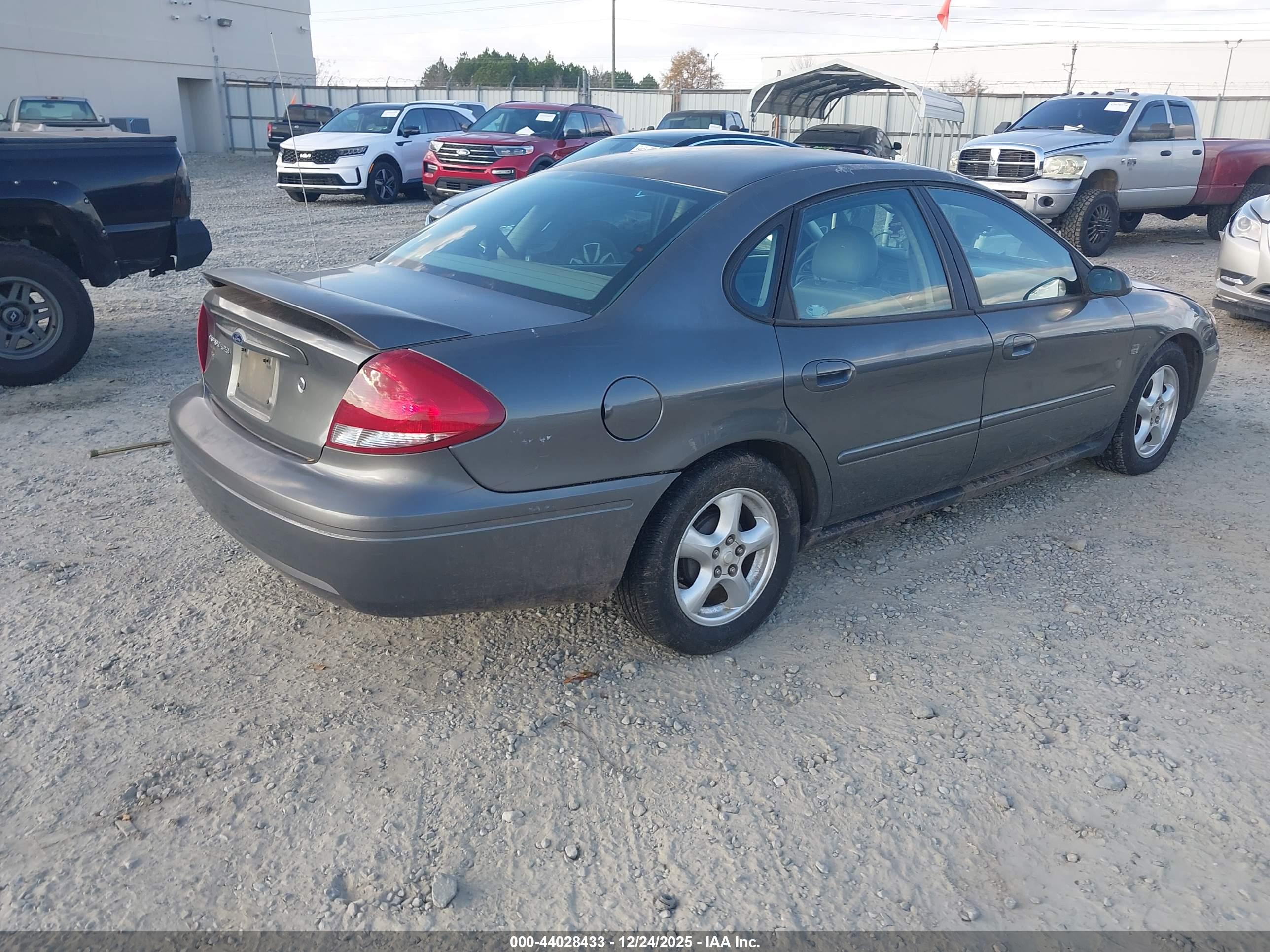 FORD TAURUS image 4