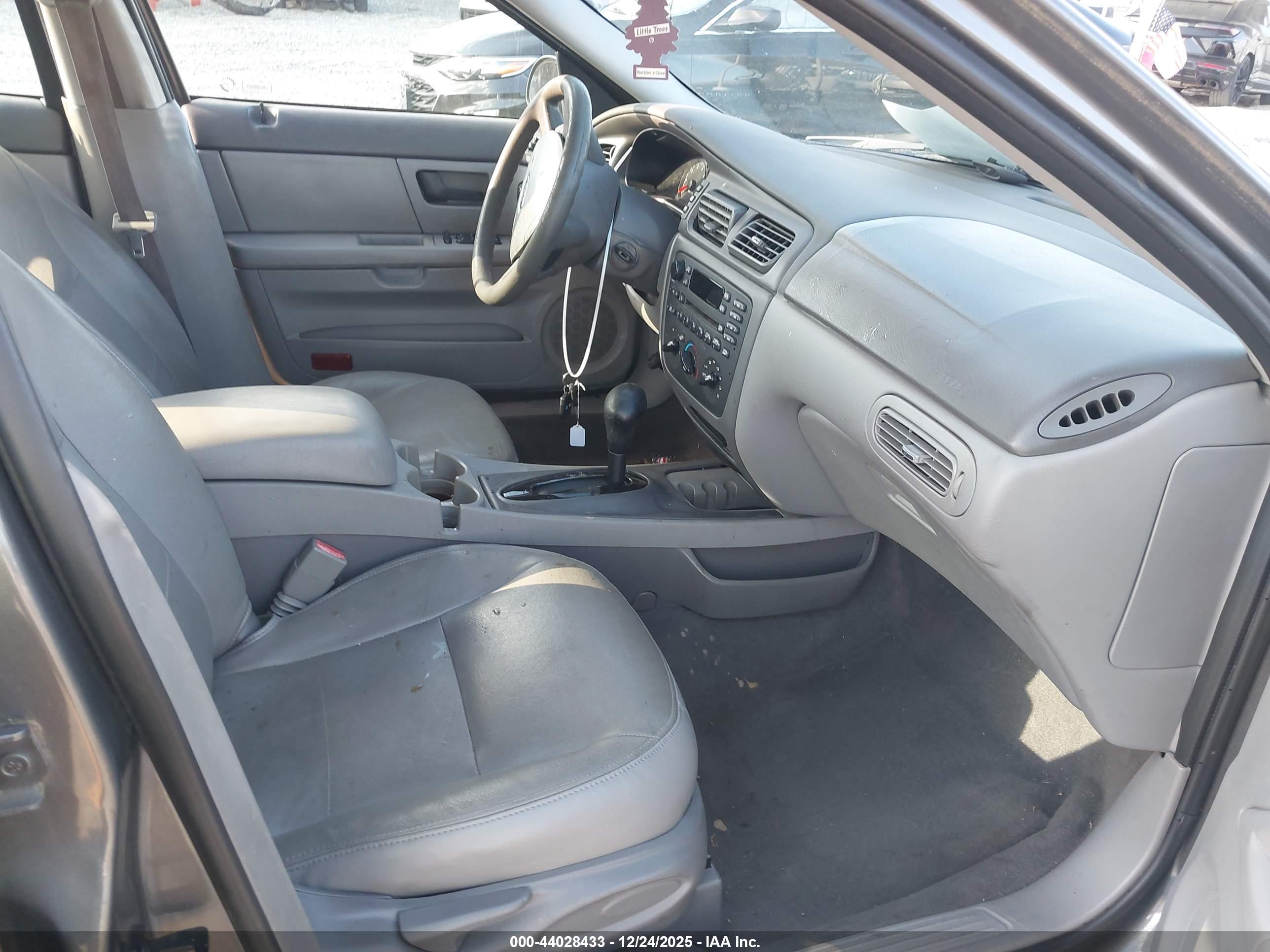 FORD TAURUS image 5