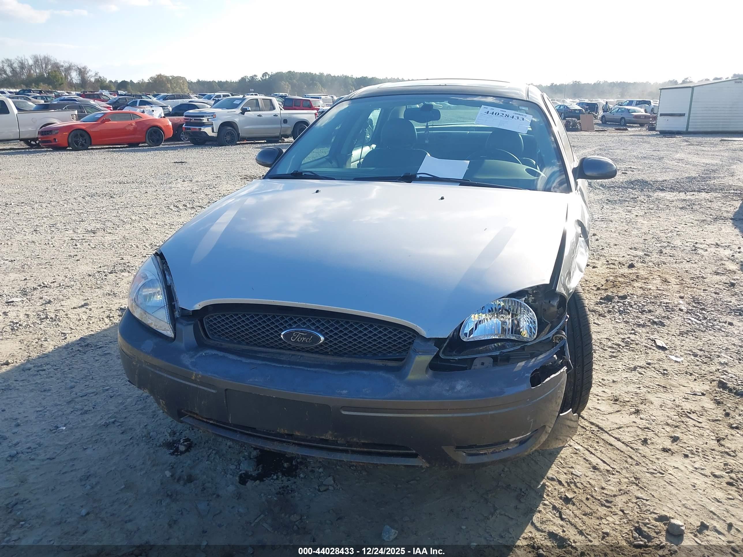 FORD TAURUS image 6