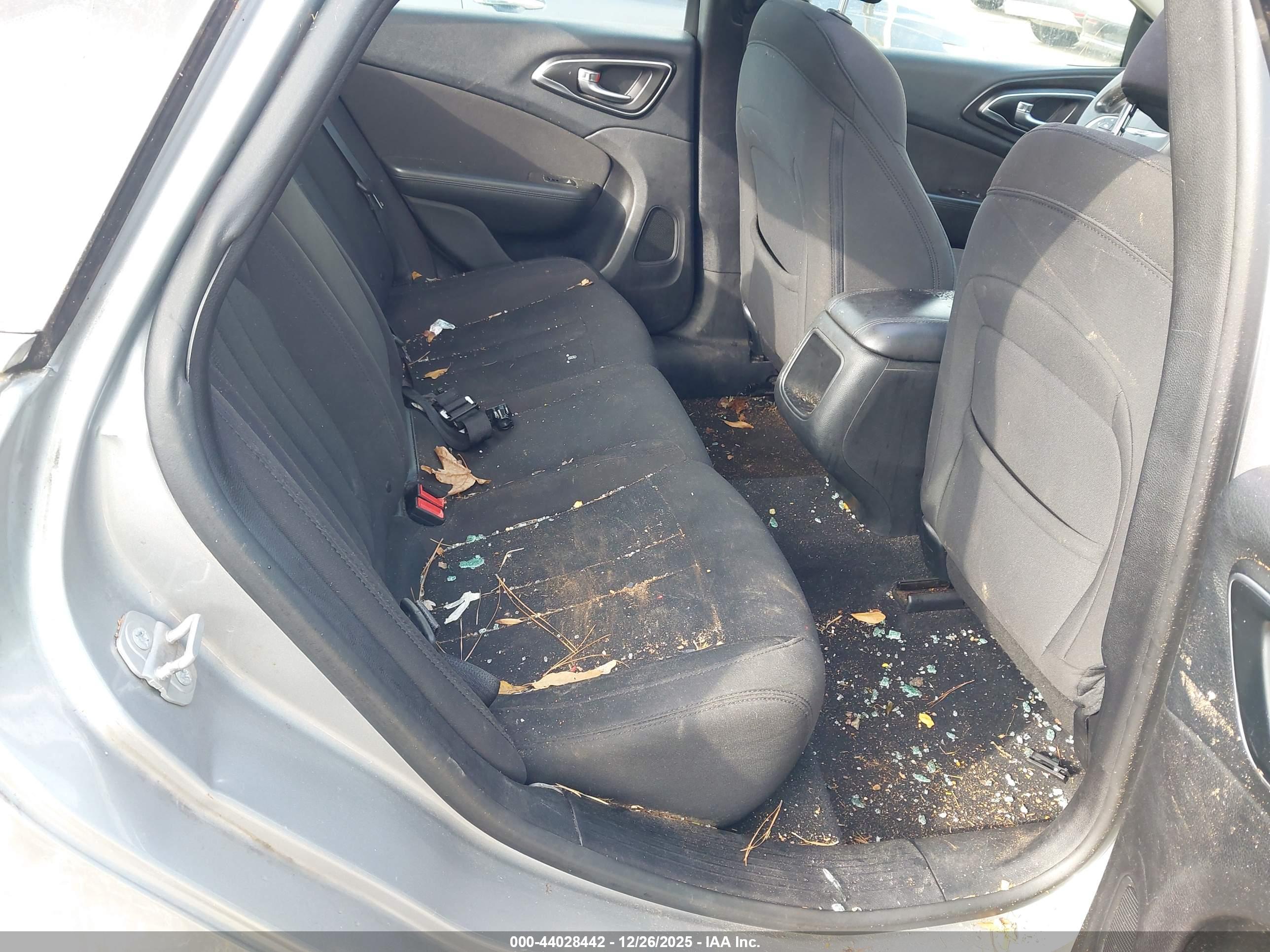 CHRYSLER 200 image 8
