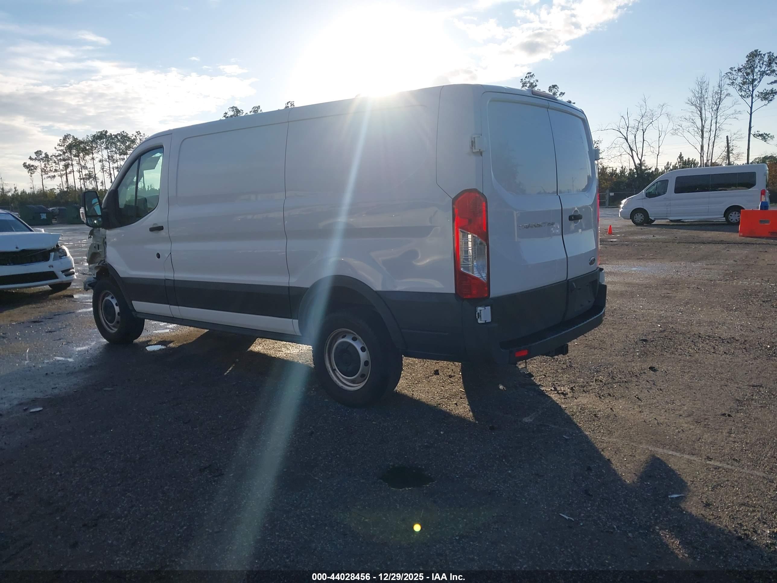 FORD TRANSIT-250 image 3