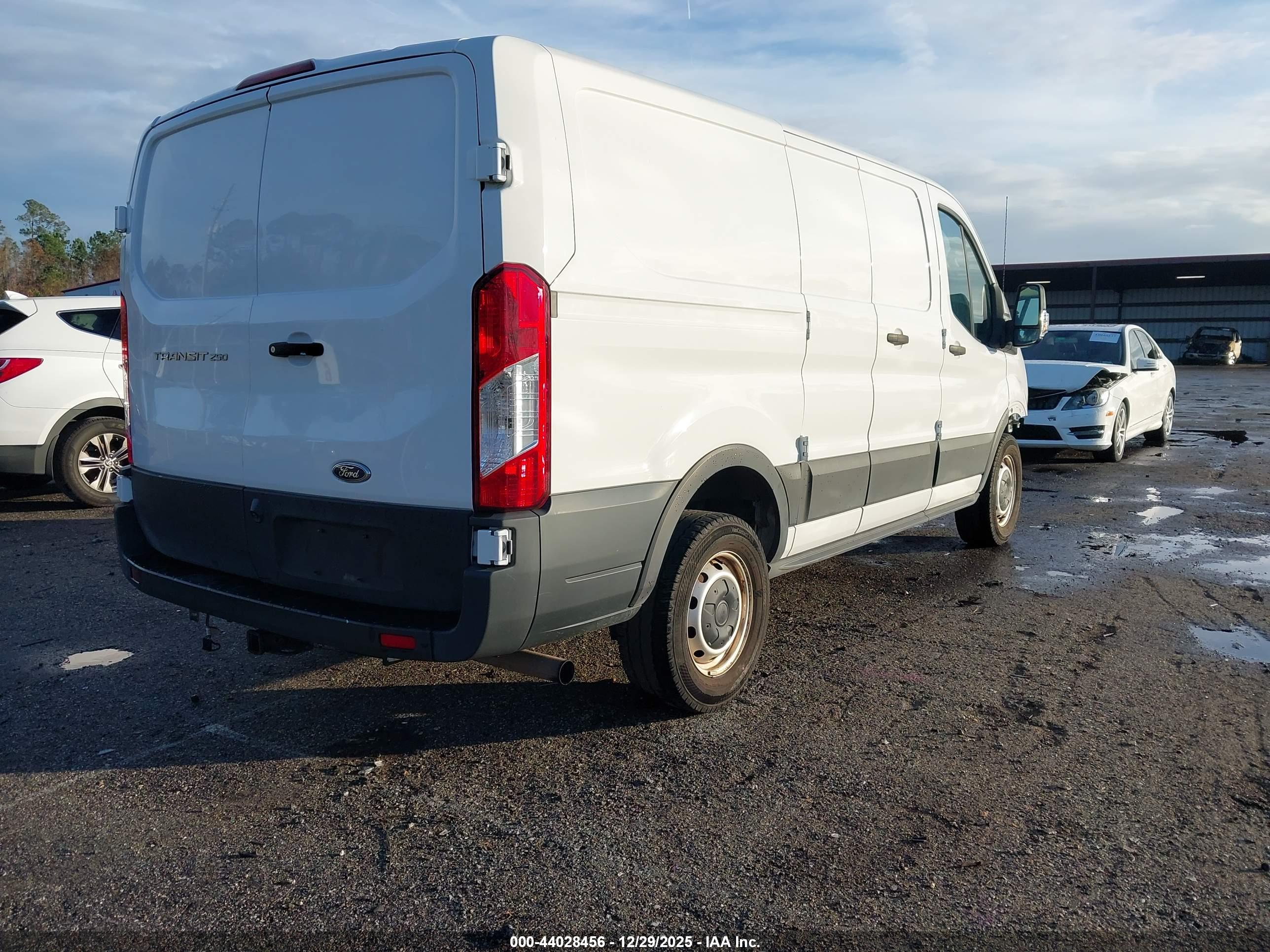 FORD TRANSIT-250 image 4