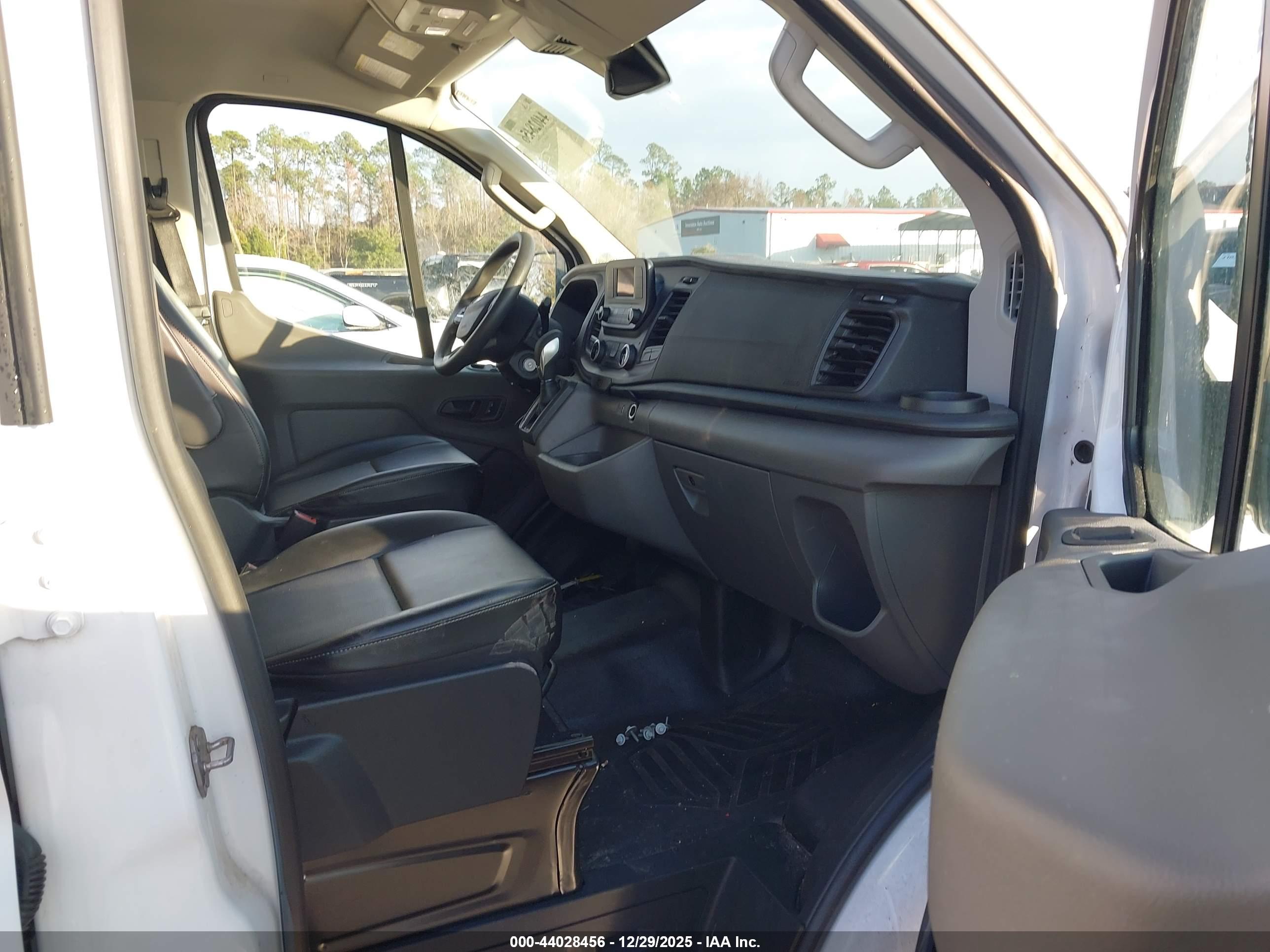 FORD TRANSIT-250 image 5