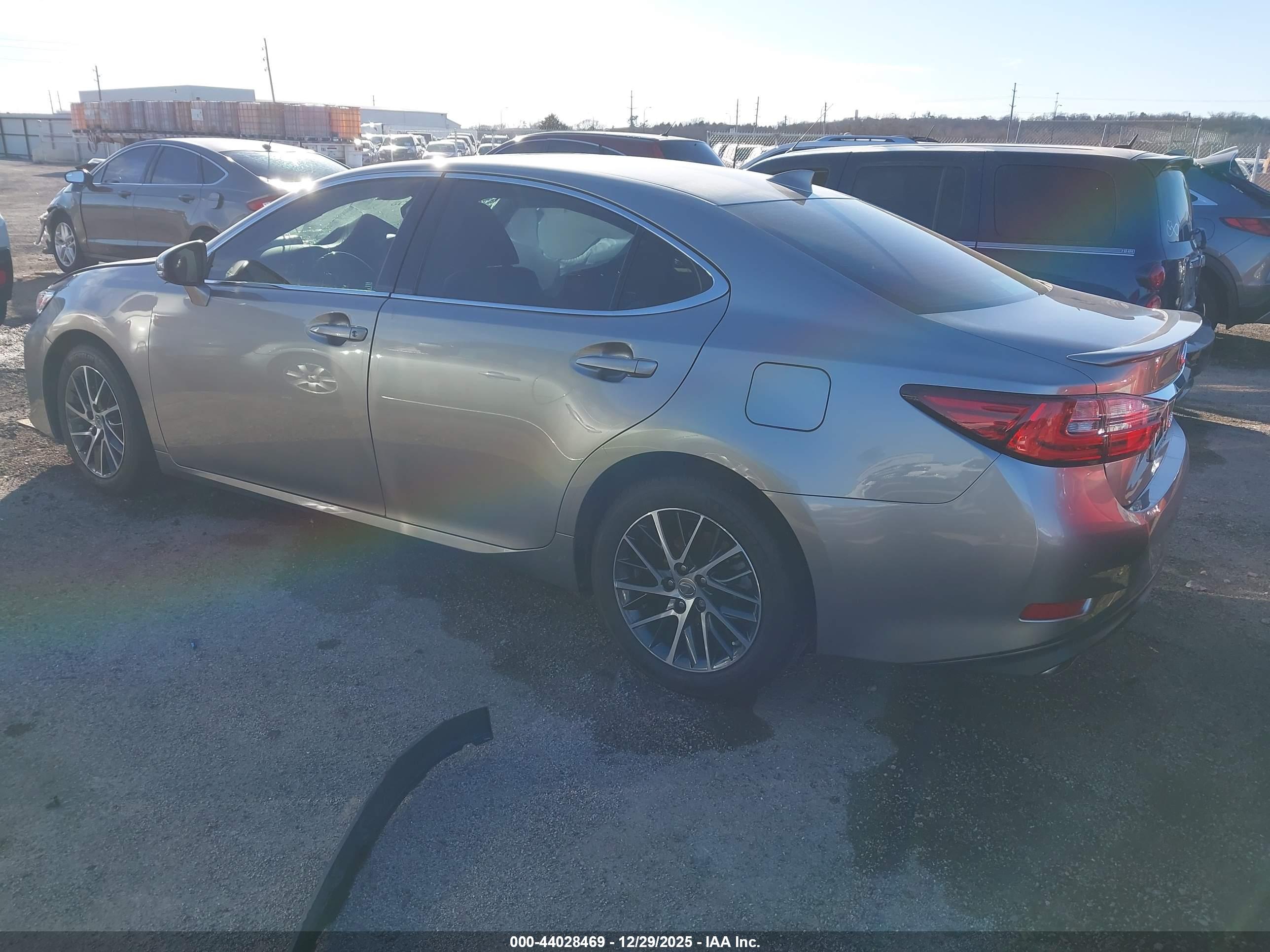 LEXUS ES image 3