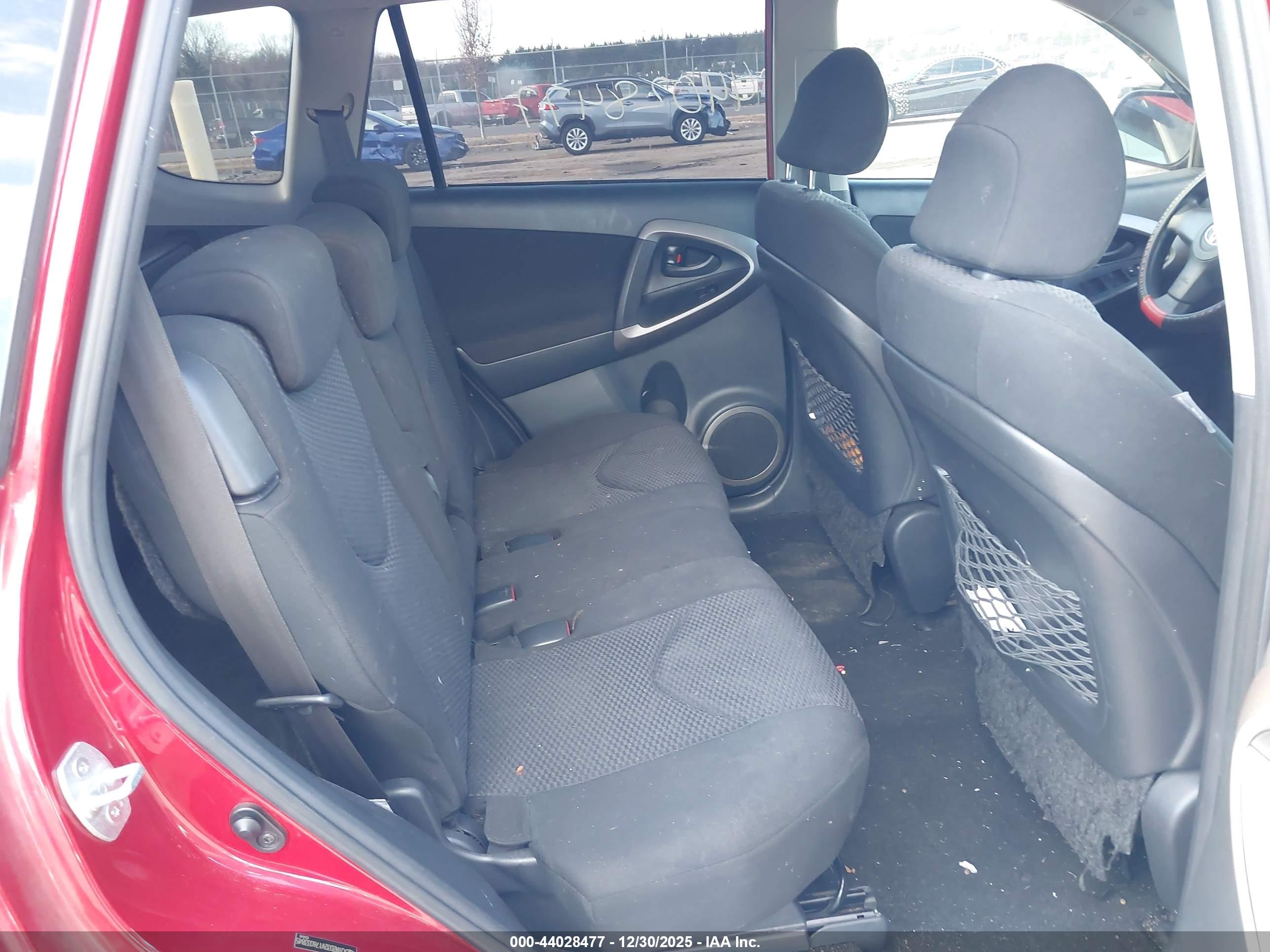 TOYOTA RAV4 image 8