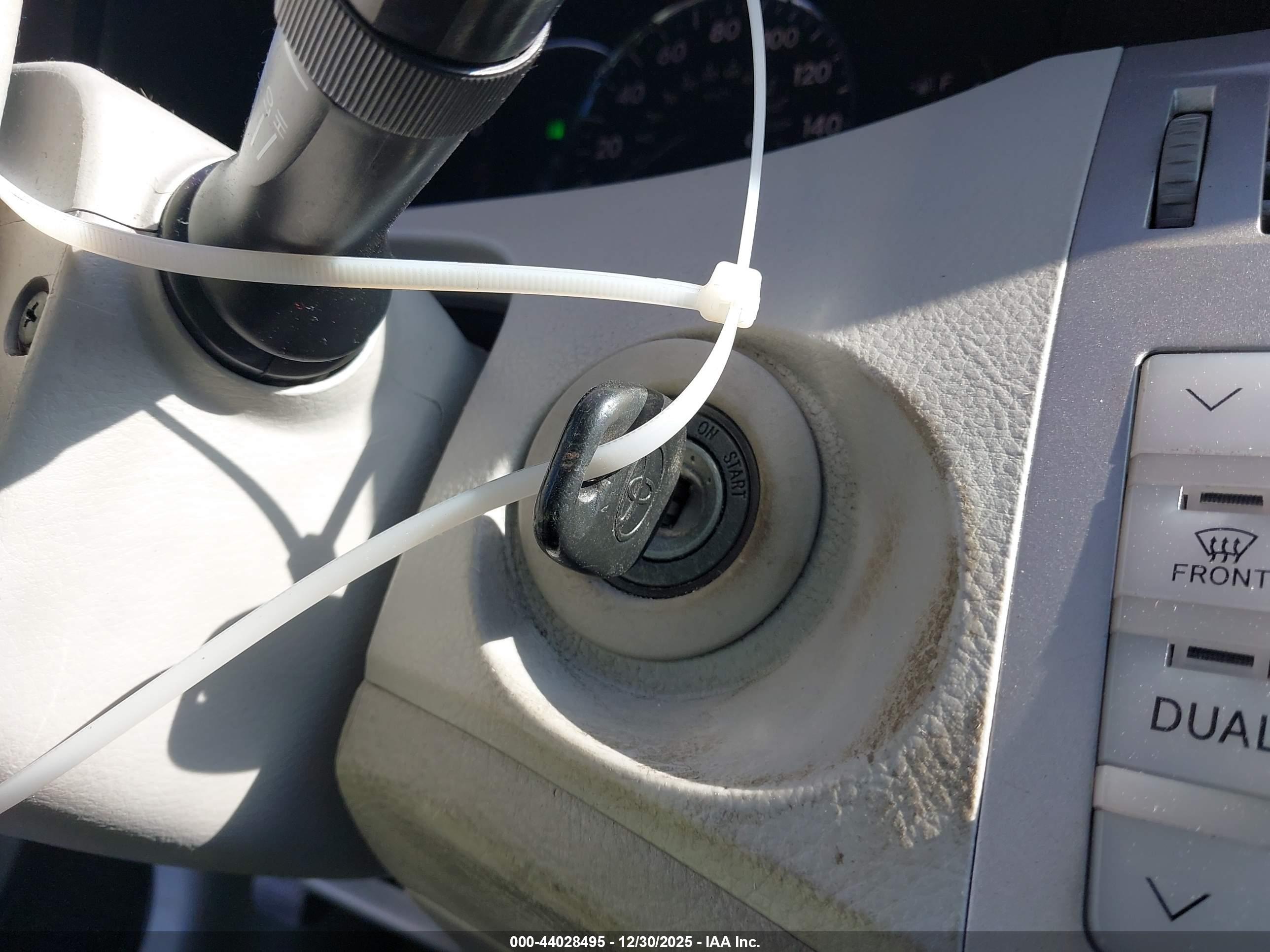TOYOTA AVALON image 11