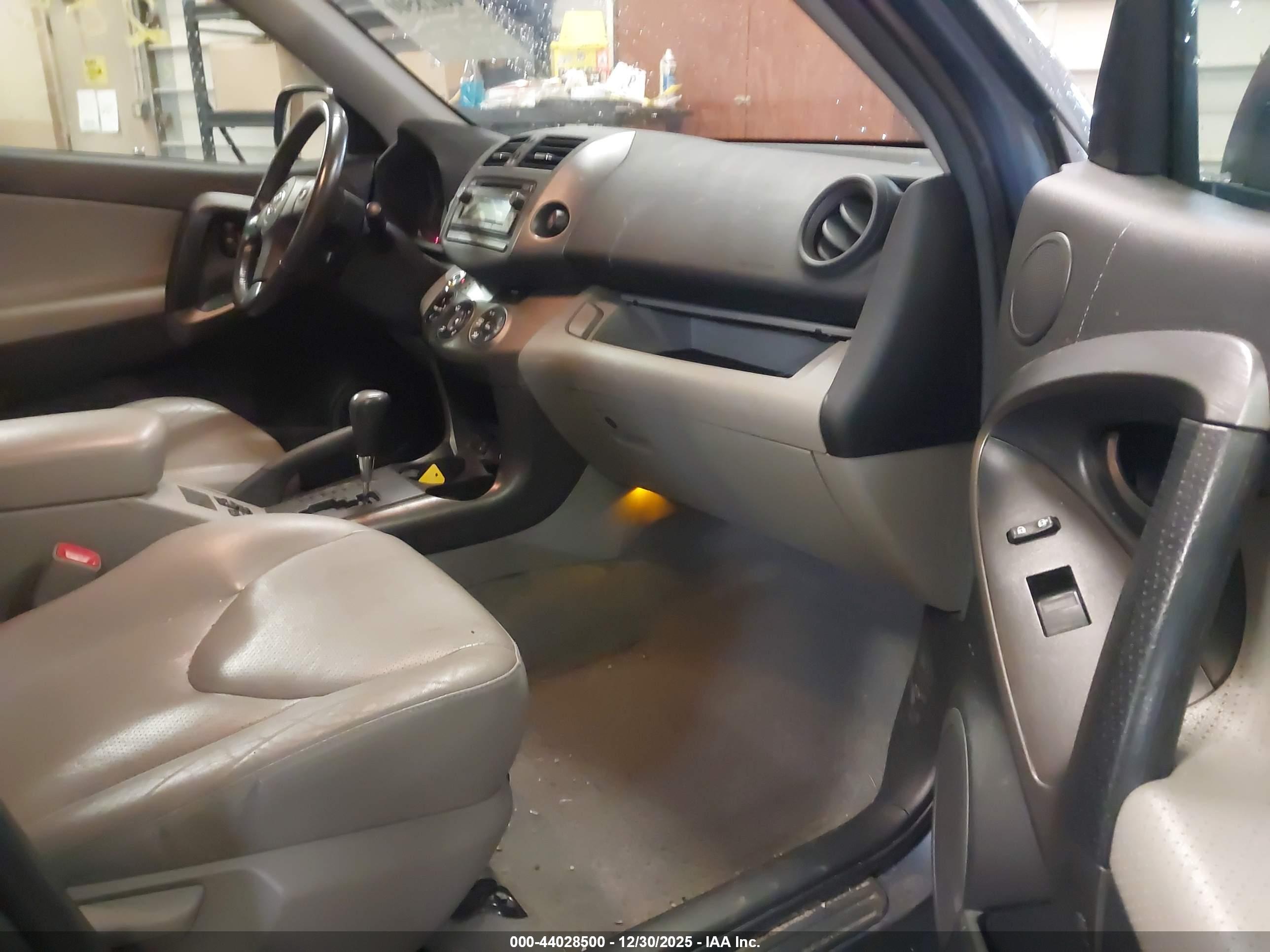 TOYOTA RAV4 image 5